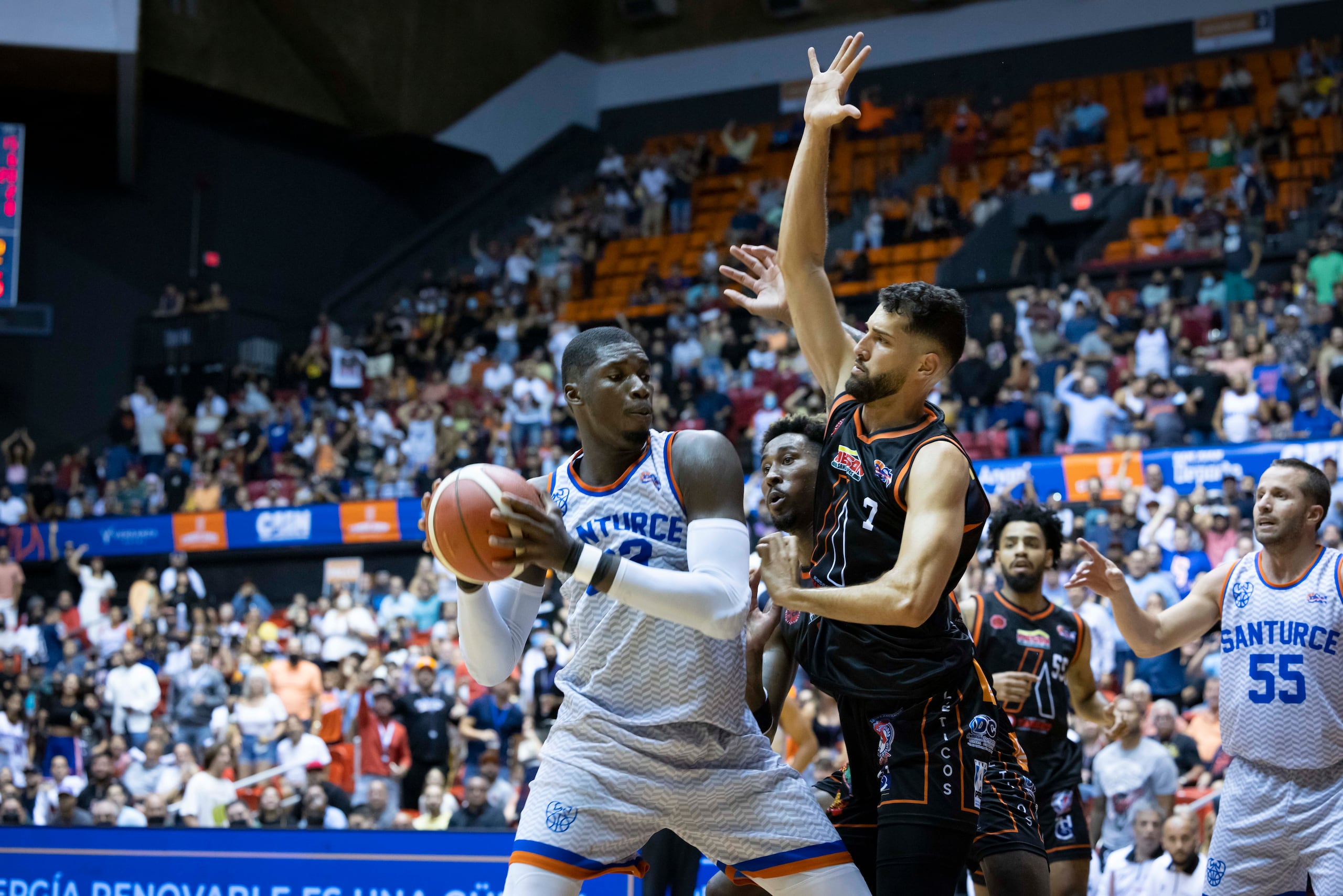 Cheick Diallo (izquierda) fue refuerzo de los Cangrejeros en el 2022.