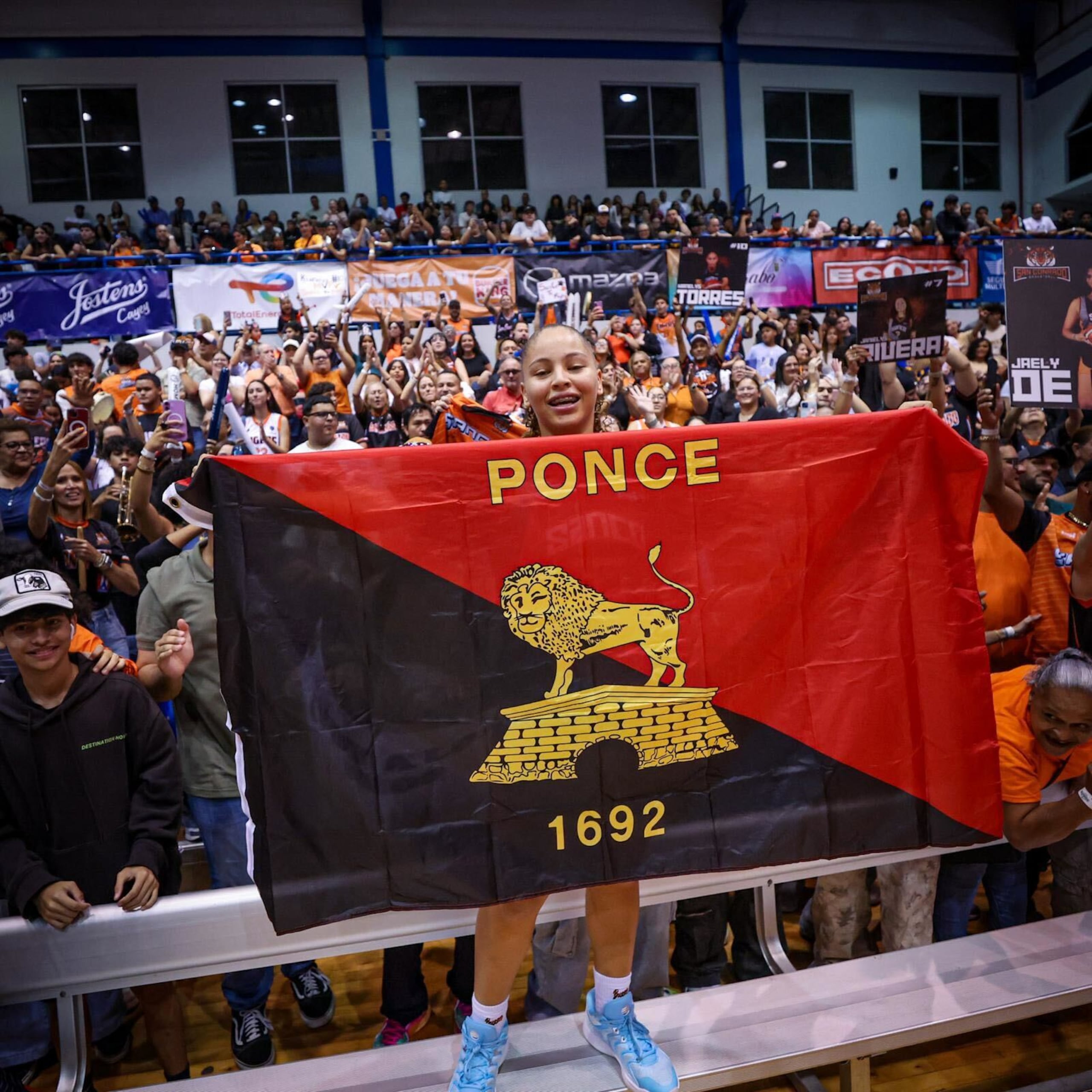 Kianelys Torres, Jugadora Más Valiosa de la final, sostiene la bandera del municipio de Ponce.