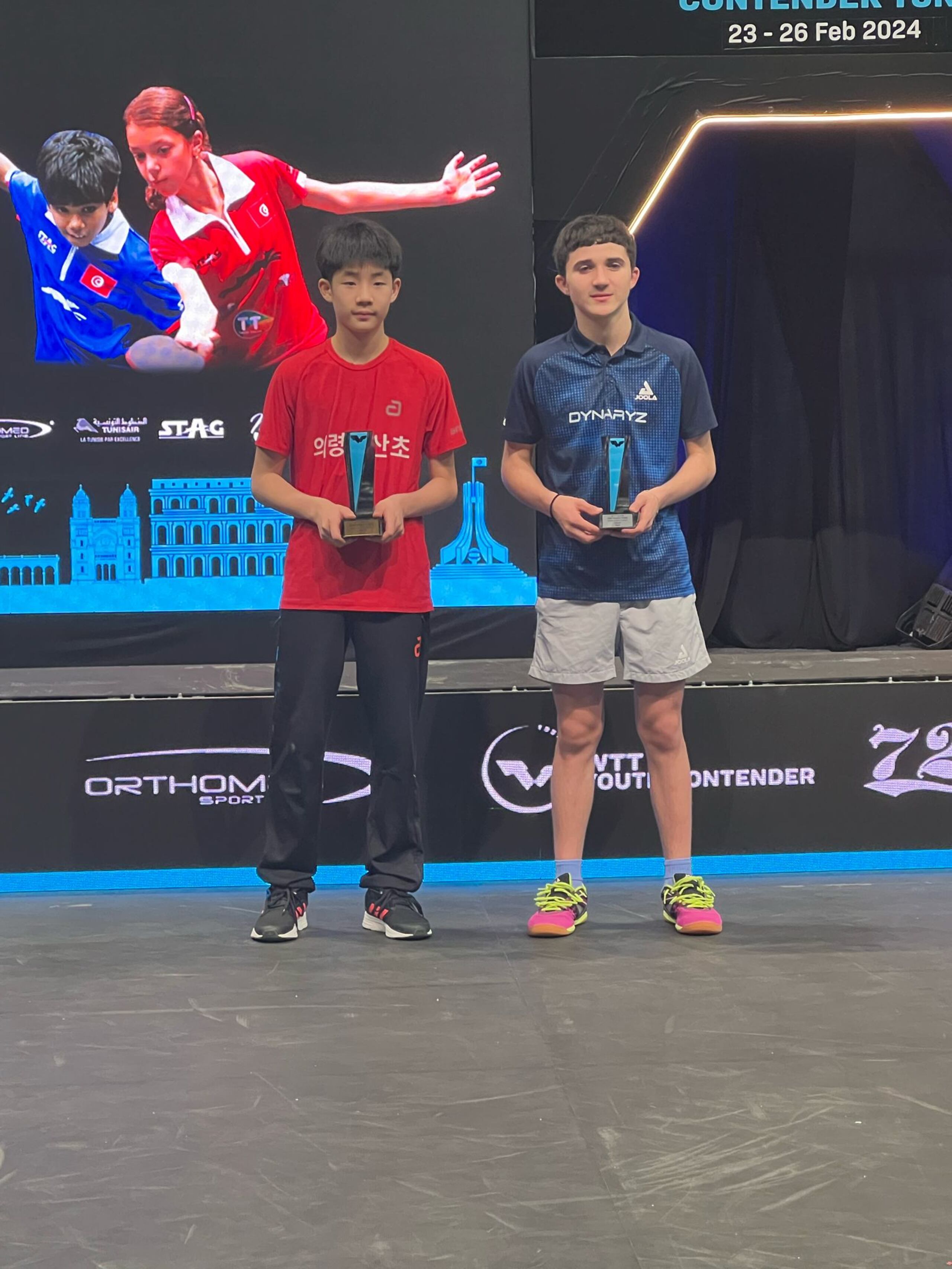 Enrique Yezué Ríos, a la derecha, posa con su trofeo de subcampeón del torneo. A su lado el coreano Ma Yeongmin.