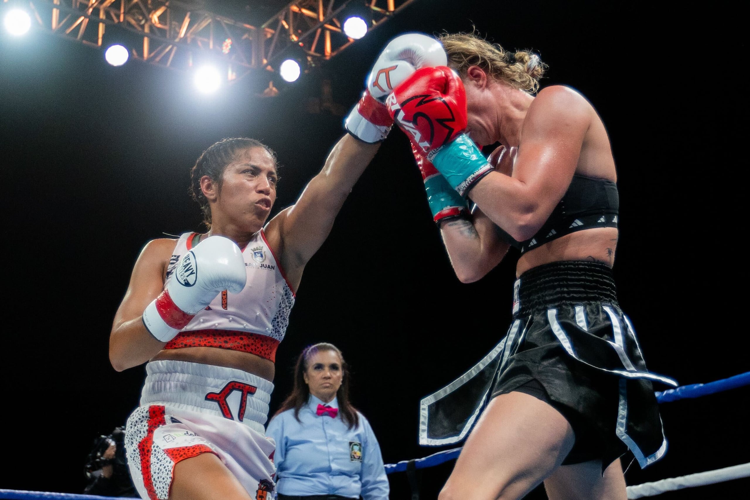 Kiria Tapia conecta un golpe al rostro de Beata Dudek en la cartelera “Big Time Boxing Puerto Rico” celebrada en el Coca-Cola Music Hall del Distrito T-Mobile, en San Juan.