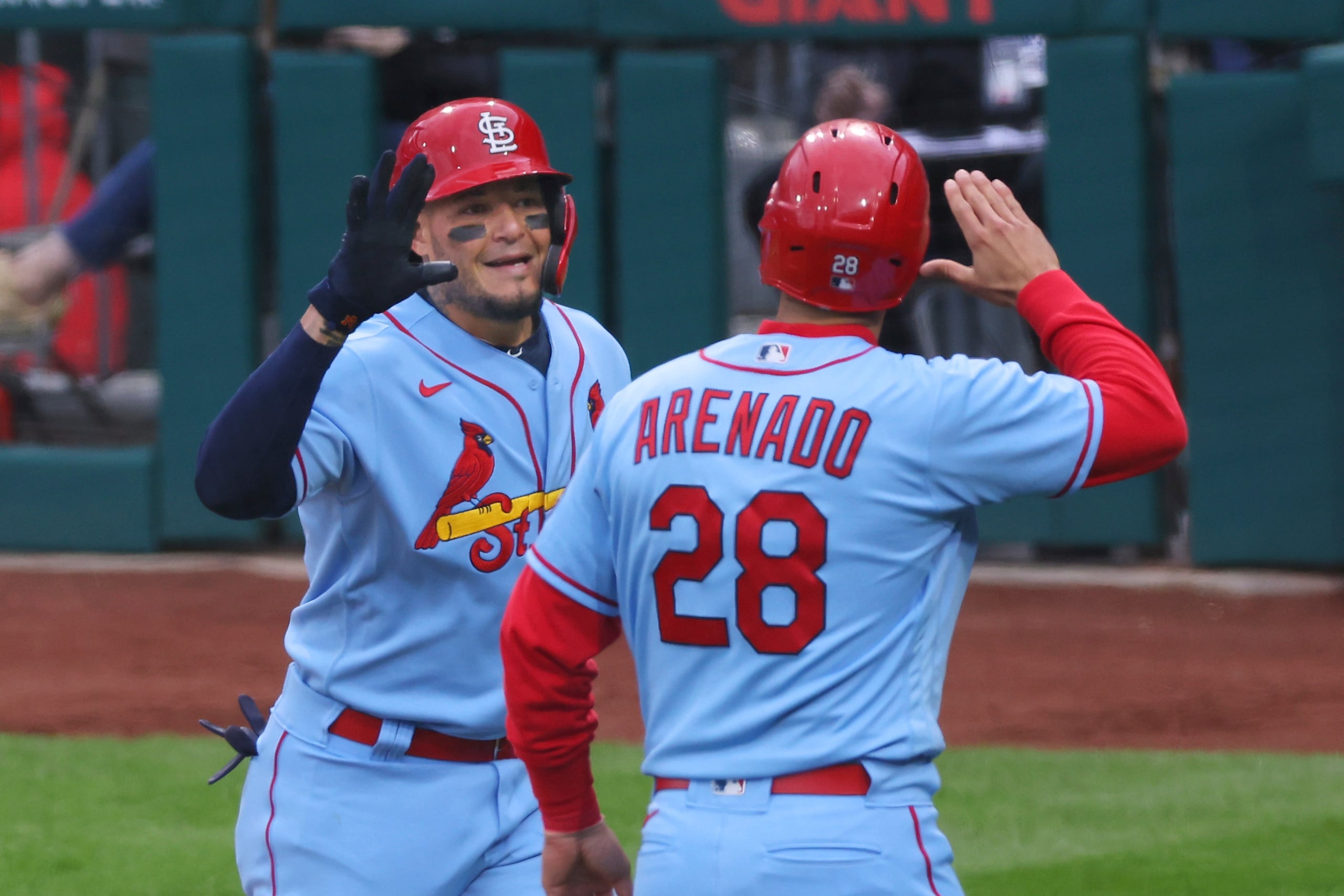 Yadier Molina y Nolan Arenado jugaron juntos con los Cardinals de San Luis en las temporadas 2021 y 2022 de MLB.
