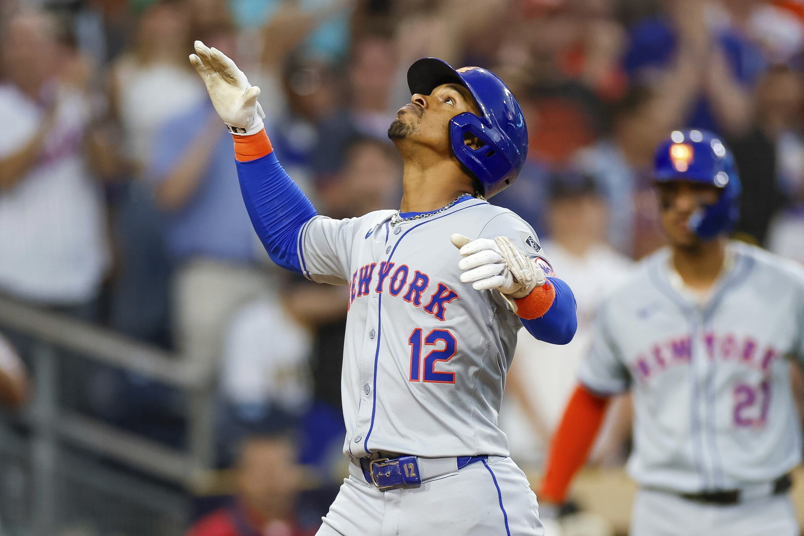 Francisco Lindor celebra su jonrón solitario en la séptima entrada contra los Padres.