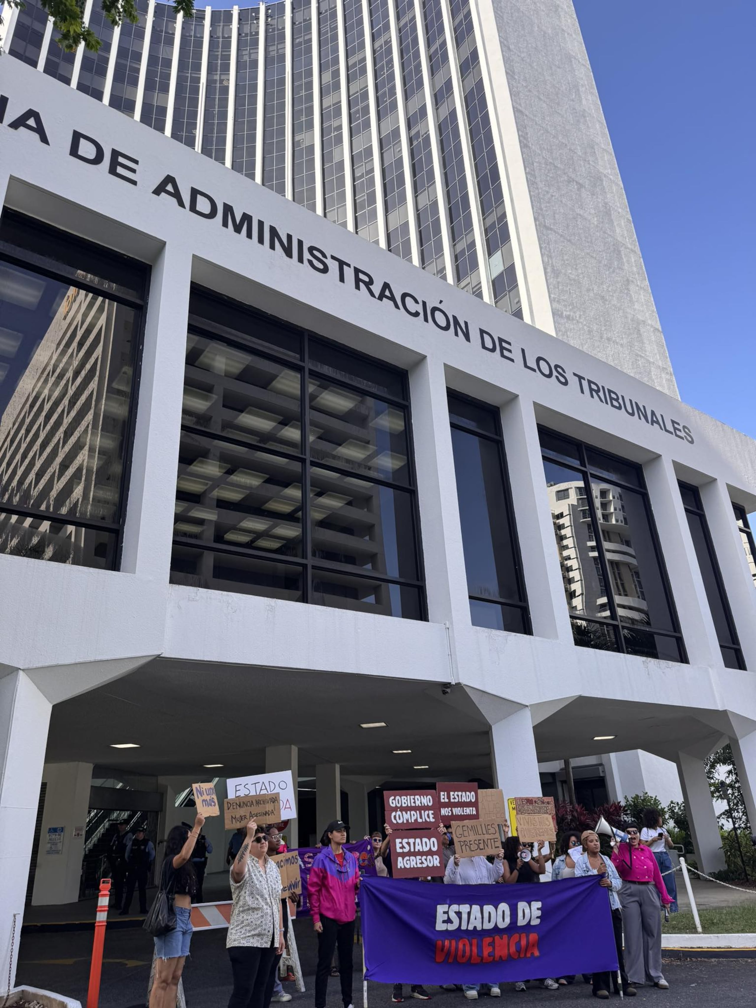 La Colectiva Feministra en Construcción protestó frente a la Administración de Tribunales por las decisiones judiciales tomadas previo al feminicidio de Gemillies Lozada.