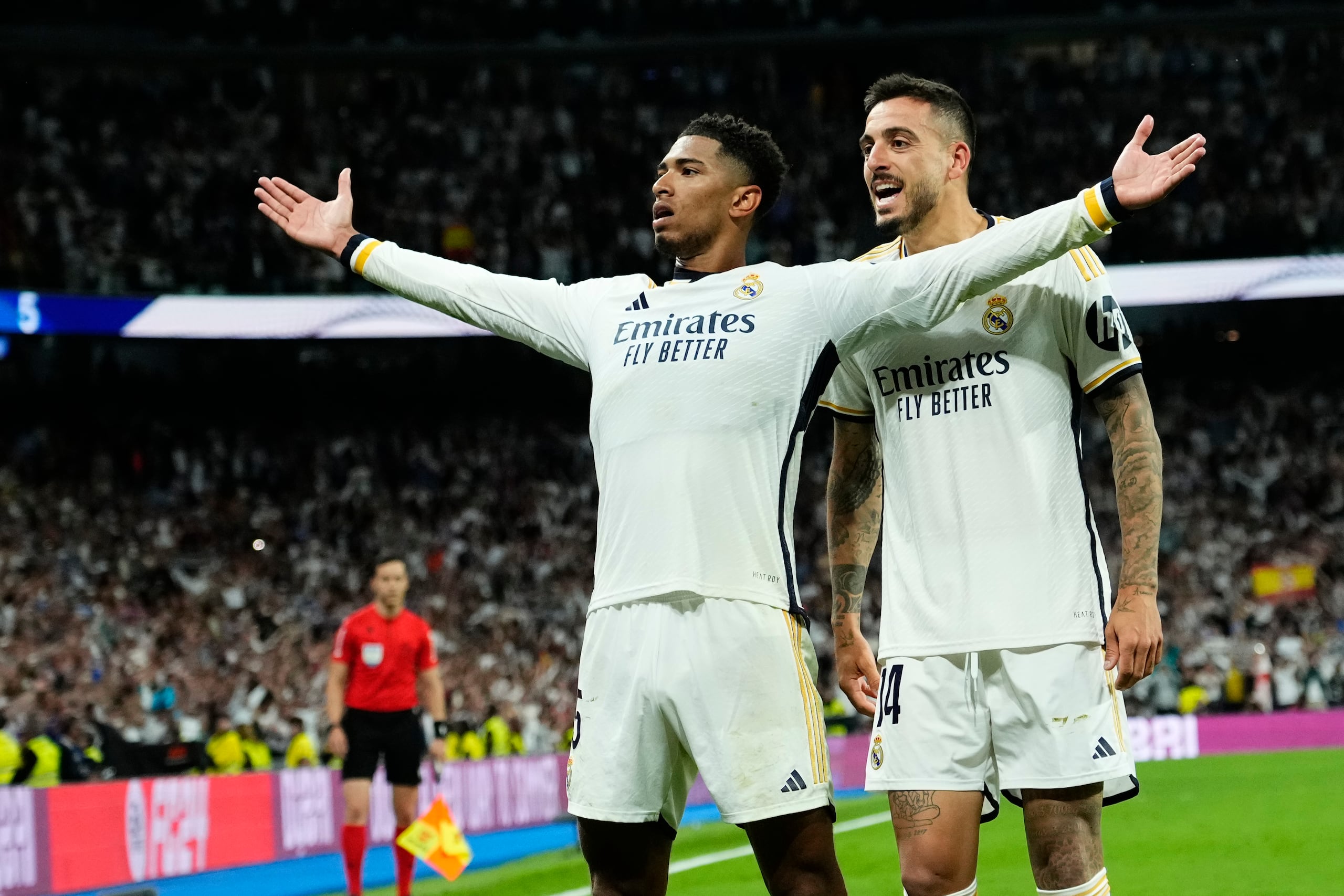Jude Bellingham, del Real Madrid, celebra con Joselu tras anotar el tercer gol de su equipo en el encuentro ante el Barcelona en el Estadio Santiago Bernabeu.