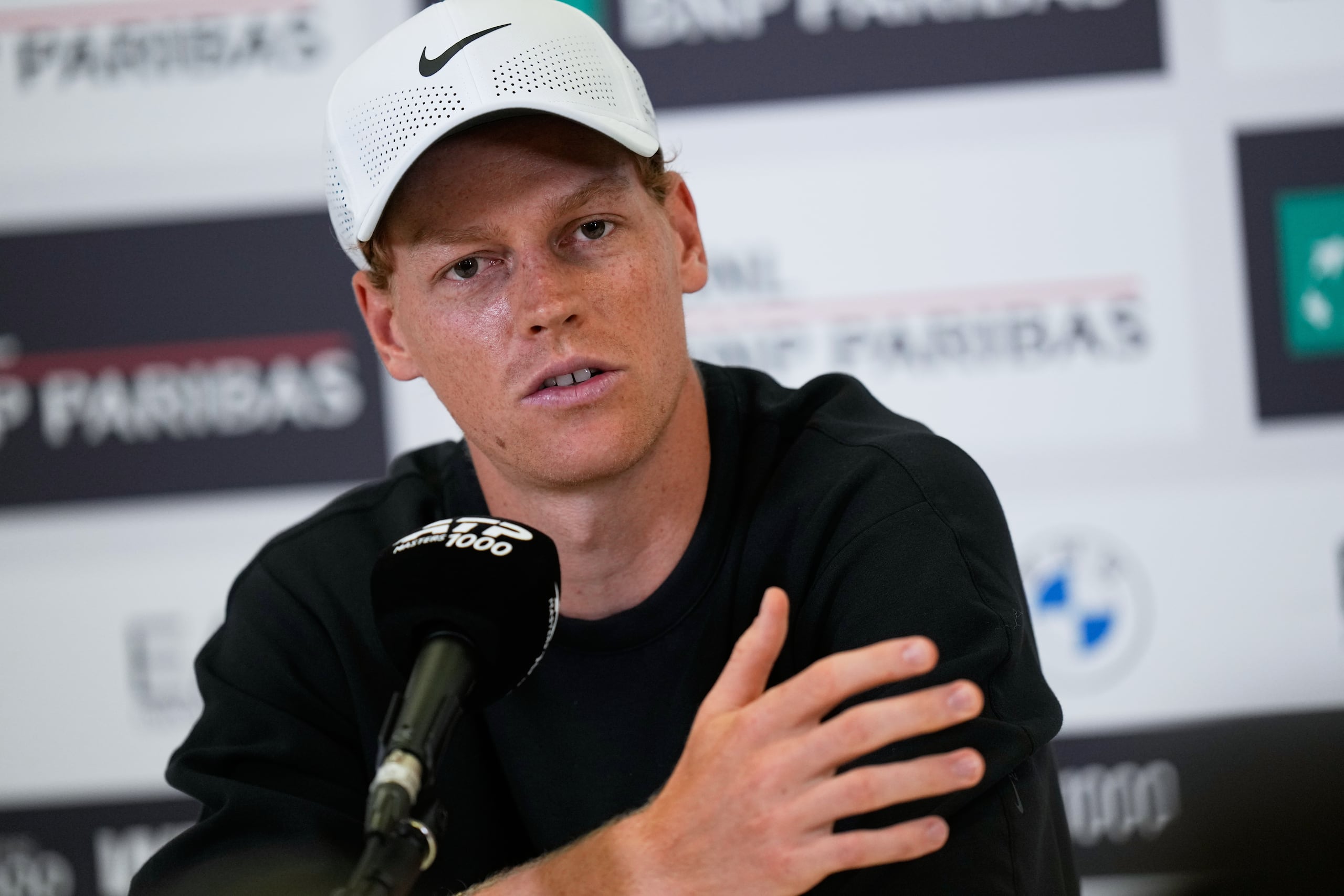 Jannik Sinner durante una rueda de prensa en el Abierto de Italia, el jueves 7 de mayo de 2026, en Roma. (AP Foto/Alessandra Tarantino)