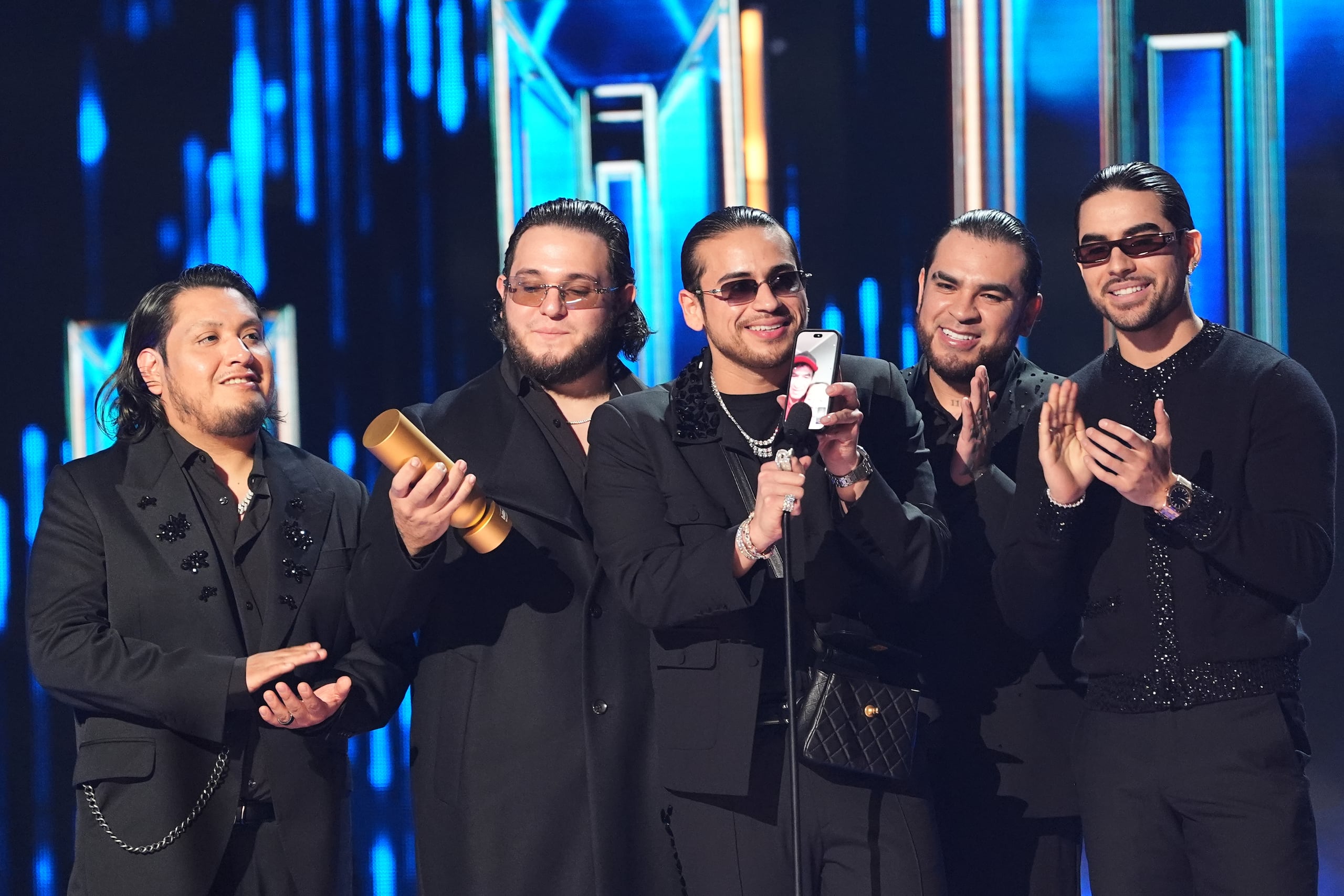 Fuerza Regida obtuvo ocho galardones en la noche de premiaciones a la música latina.