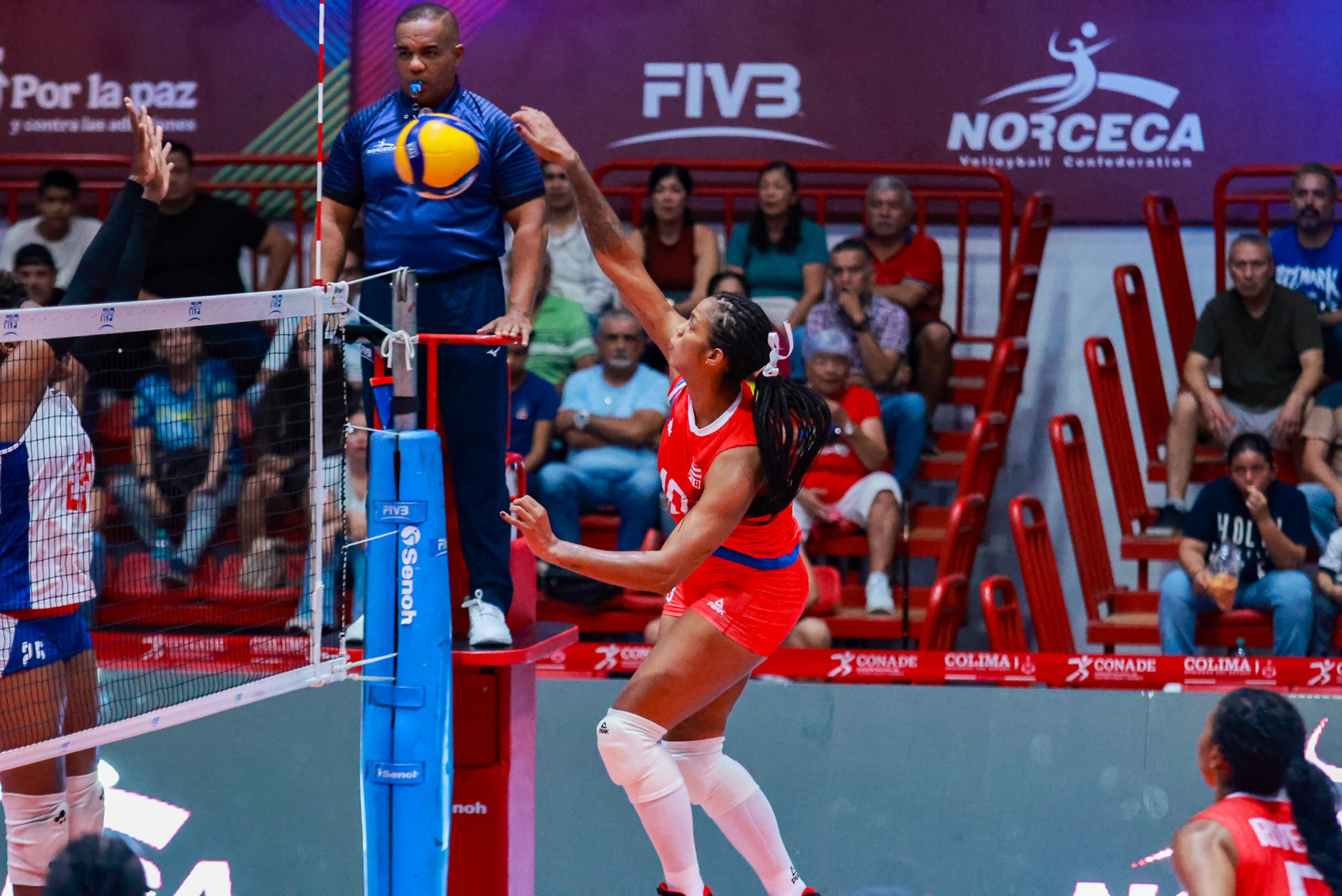 Diana Reyes realiza un ataque durante la acción del partido ante Cuba.
