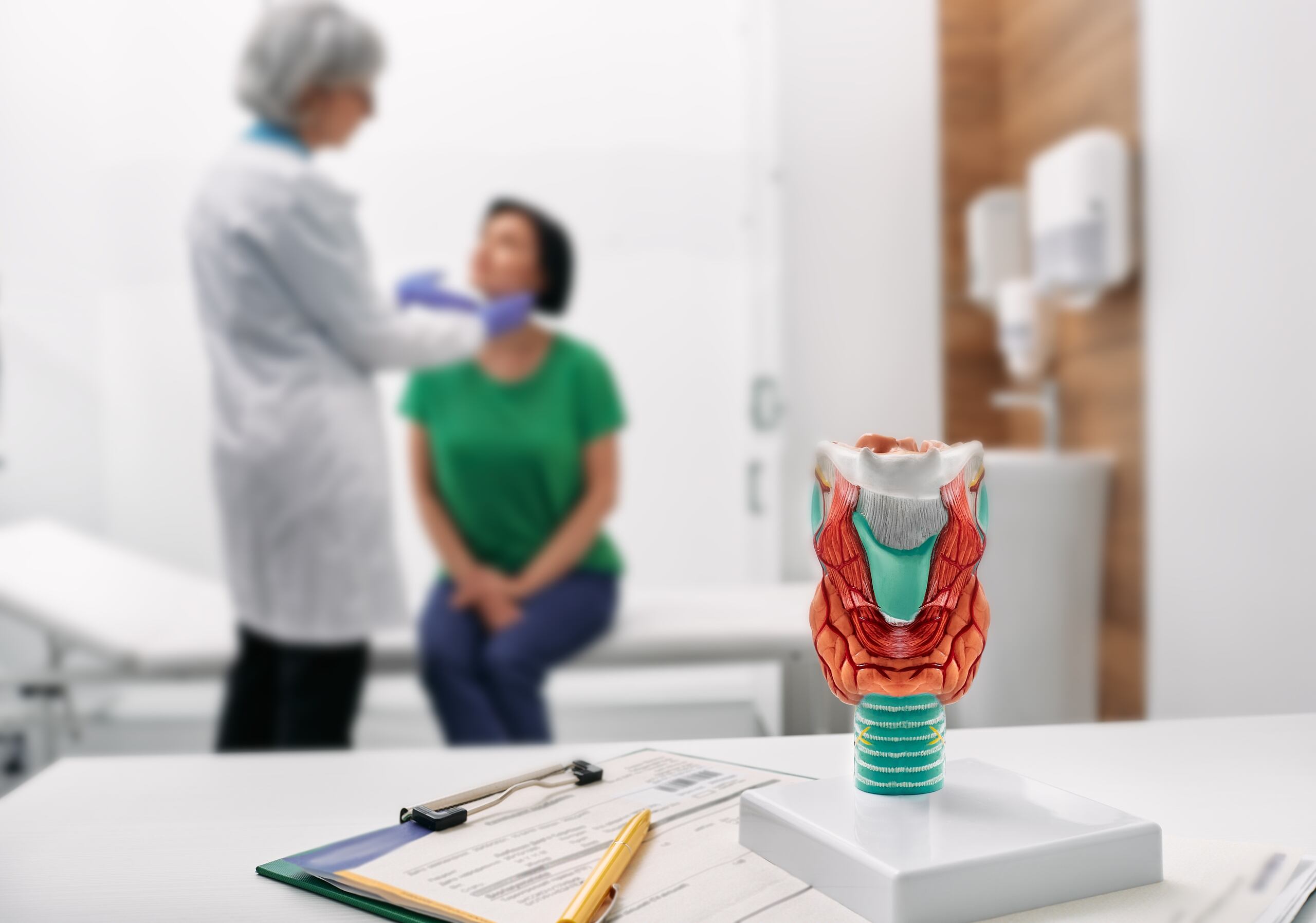 Es importante reconocer que las condiciones tiroideas son más comunes en las mujeres, por lo que deben estar más pendientes aún para consultar con su médico cualquier síntoma.