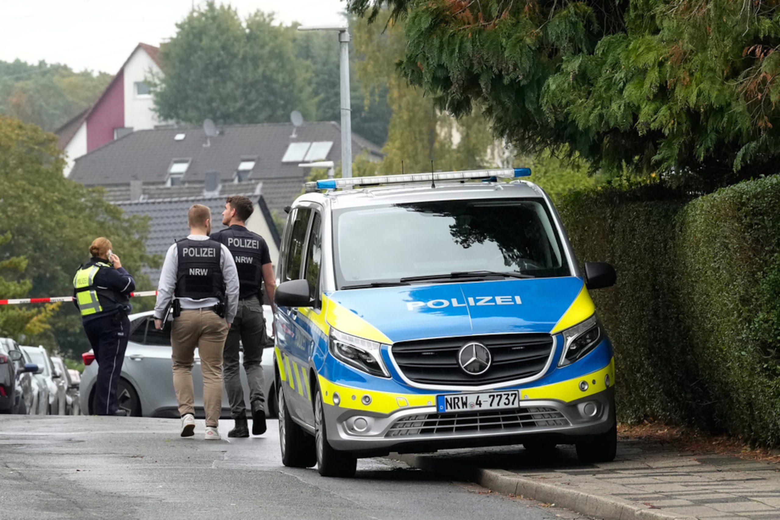 Policías en una calle en Herdecke, Alemania, el 7 de octubre de 2025, después de que la nueva alcaldesa, Iris Stalzer, fue encontrada gravemente herida en su apartamento.