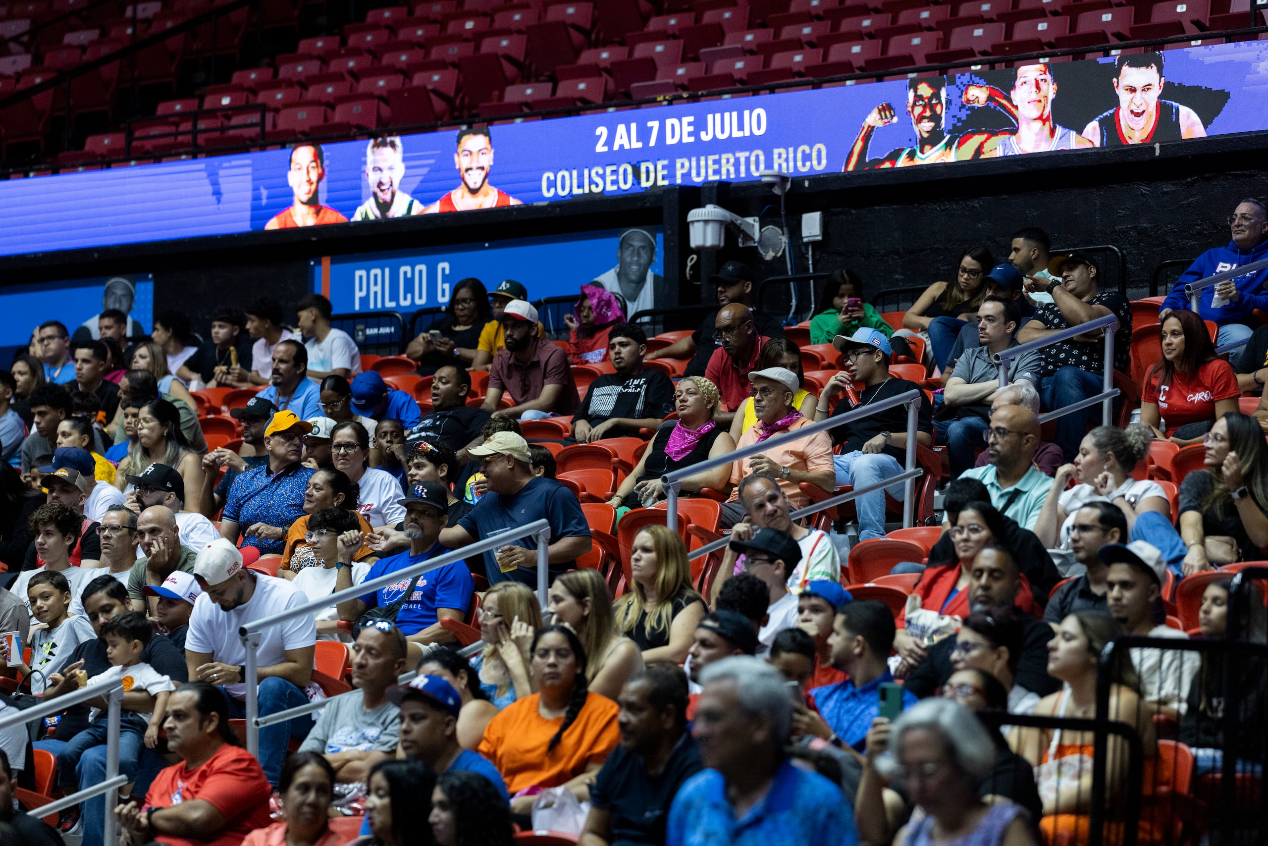 Unas 1,000 personas acudieron al Coliseo Roberto Clemente.