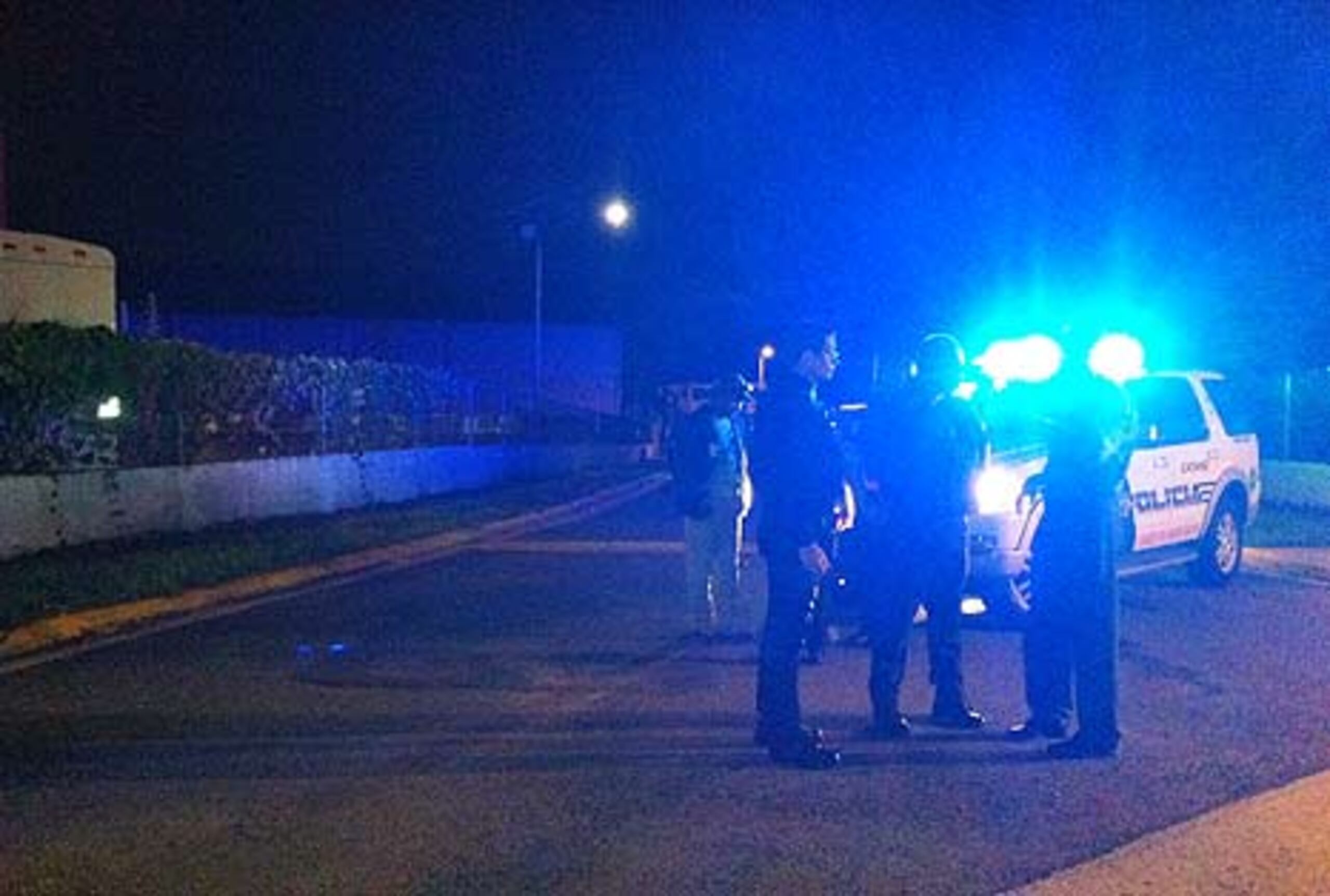 La Policía Municipal de Cataño custodia la entrada de la urbanización Vistas del Morro en Cataño para impedir el paso vehicular. (Primera Hora / Michele Estrada Torres)