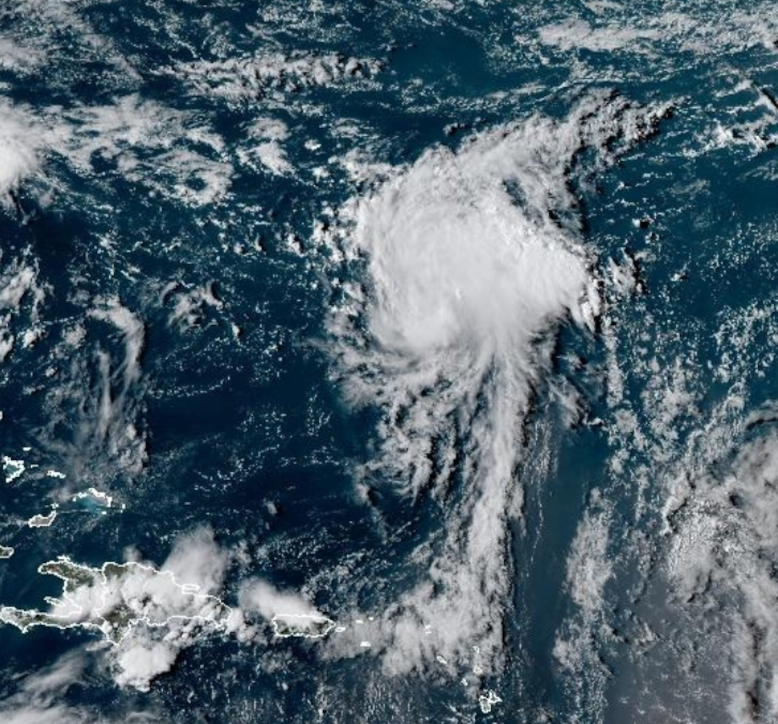 Imagen de la tormenta tropical Fernand, que se encuentra al norte de Puerto Rico.
