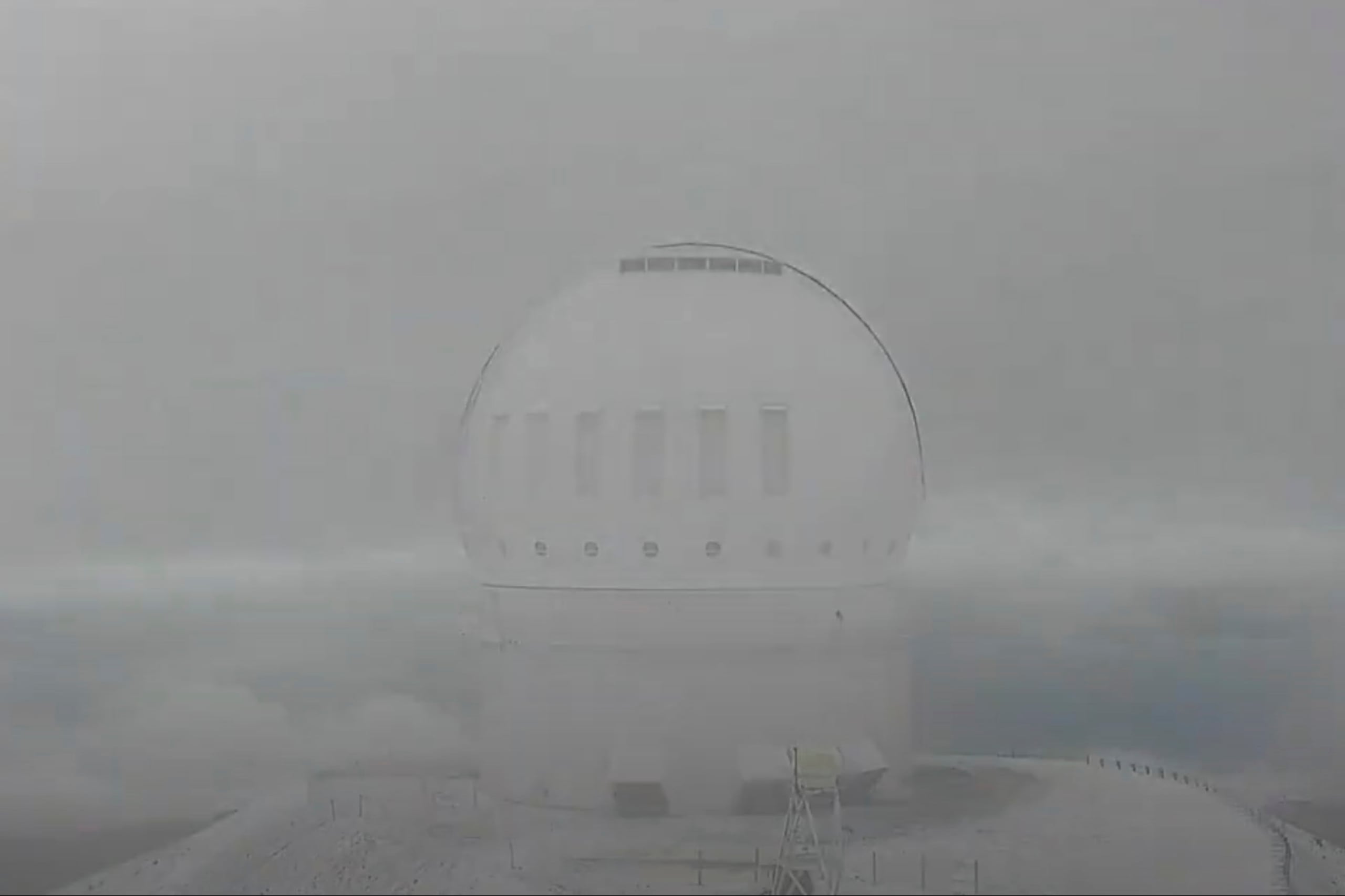 Las cámaras web colocadas en el Telescopio Canadá-Francia-Hawai mostraron el suelo cubierto de blanco poco después del amanecer del lunes.