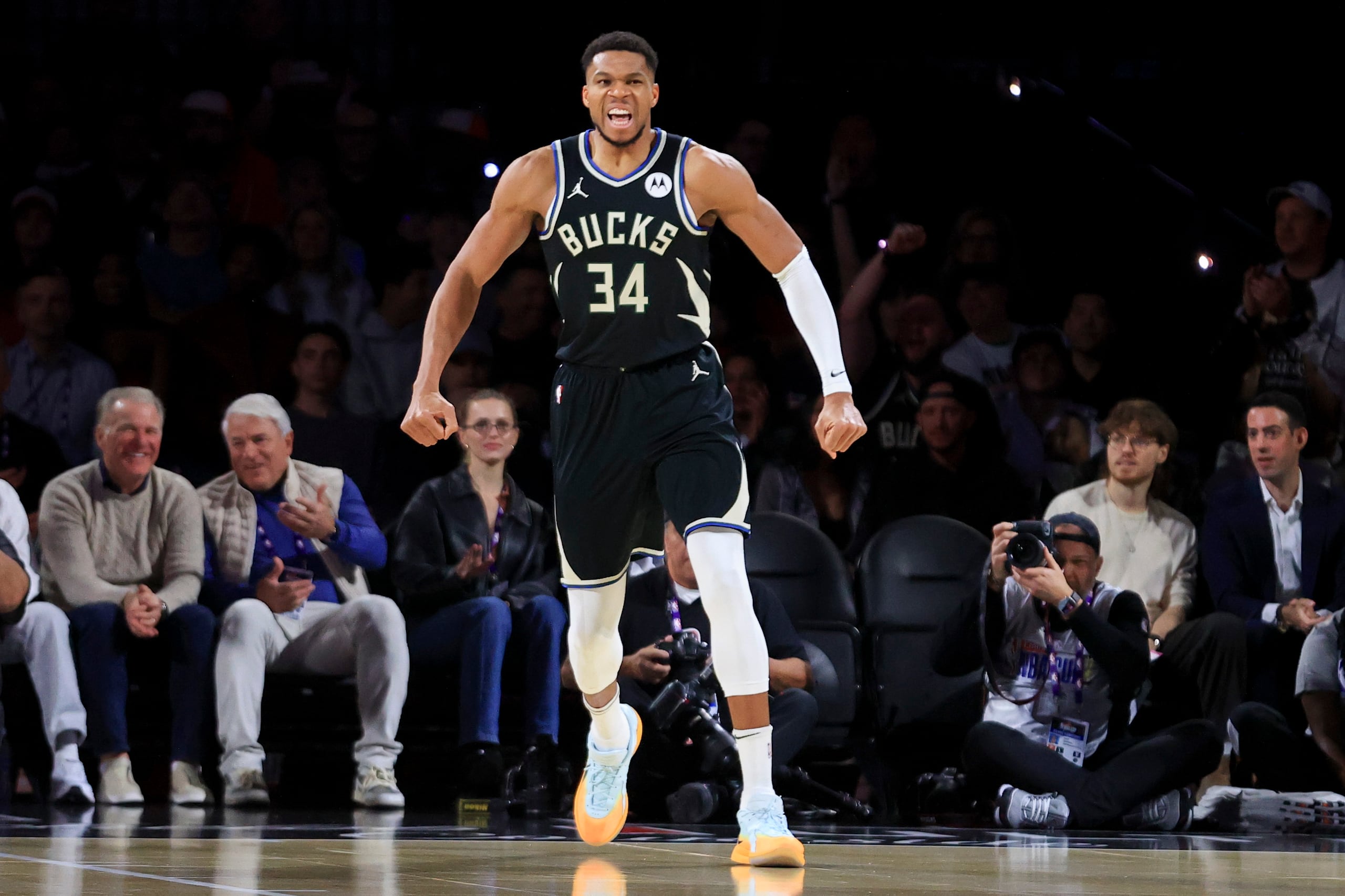 Giannis Antetokounmpo celebra después de hacer un canasto durante la primera mitad de un partido de las semifinales contra los Hawks de Atlanta en la NBA Cup.
