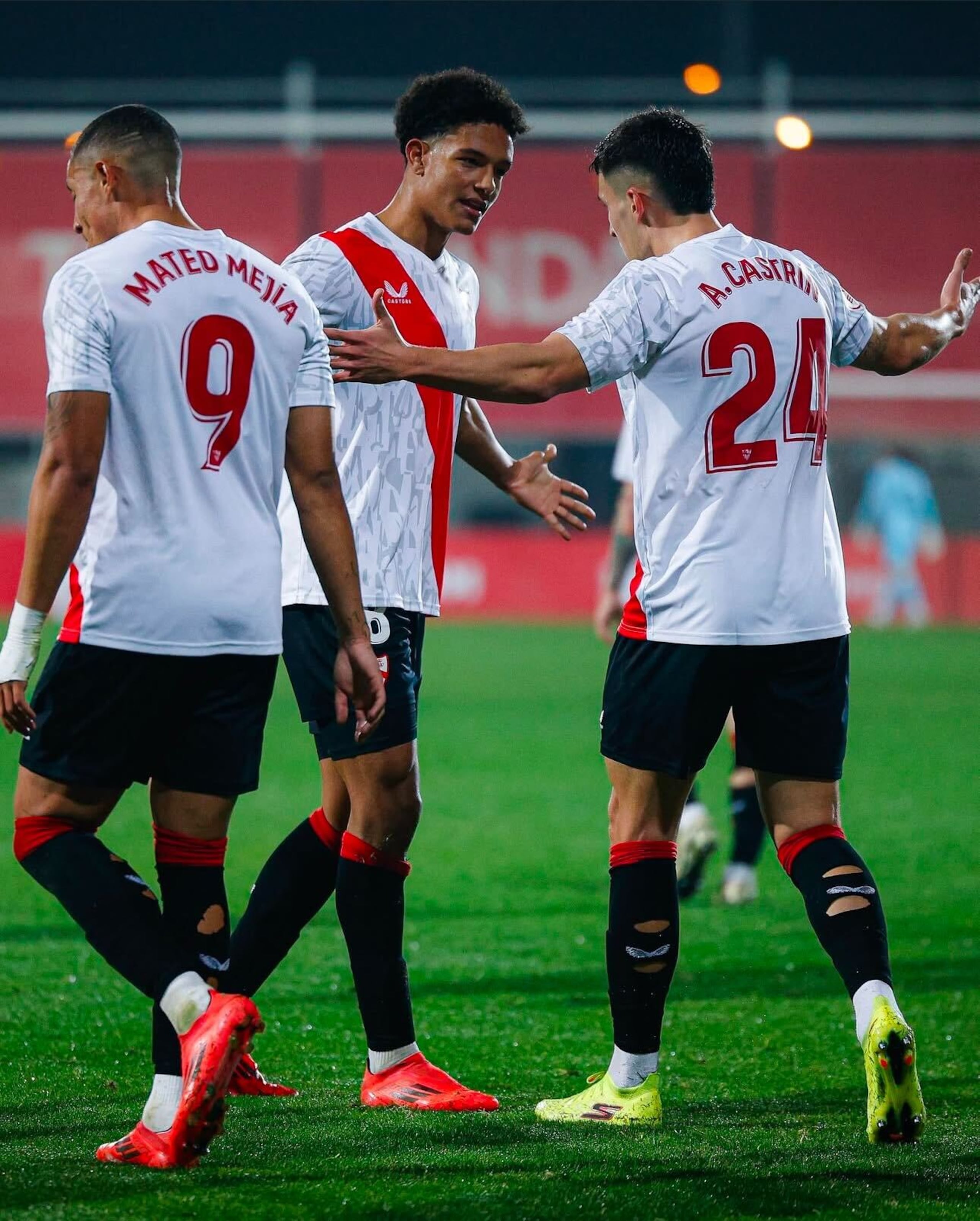 Leandro Antonetti celebra su gol frente al AD Mérida en la Primera Federación de España.