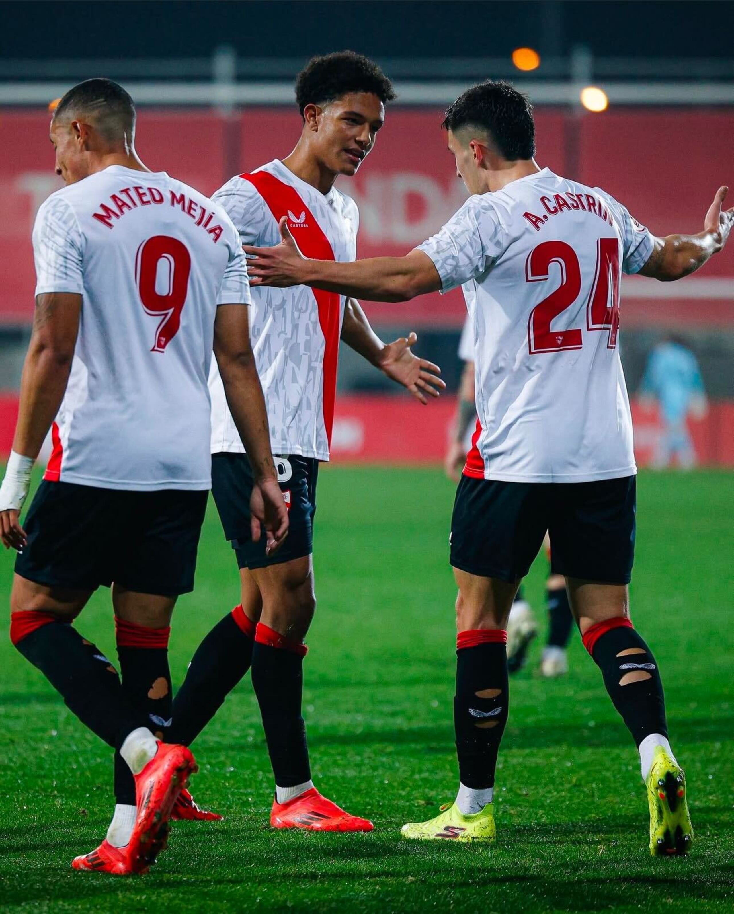 Leandro Antonetti celebra su gol frente al AD Mérida en la Primera Federación de Españal.