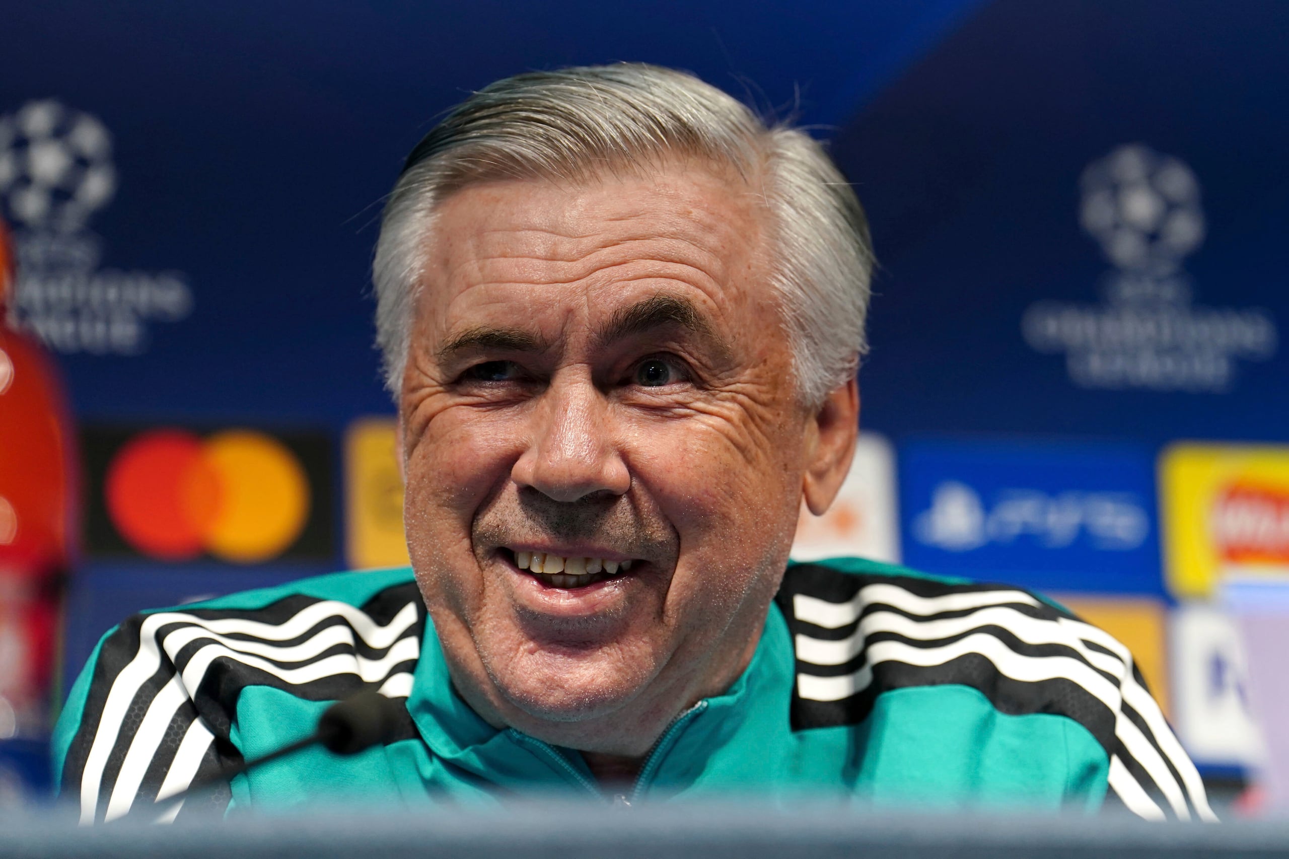 El técnico Carlo Ancelotti y el Real Madrid renovaron la relación por dos años más.
