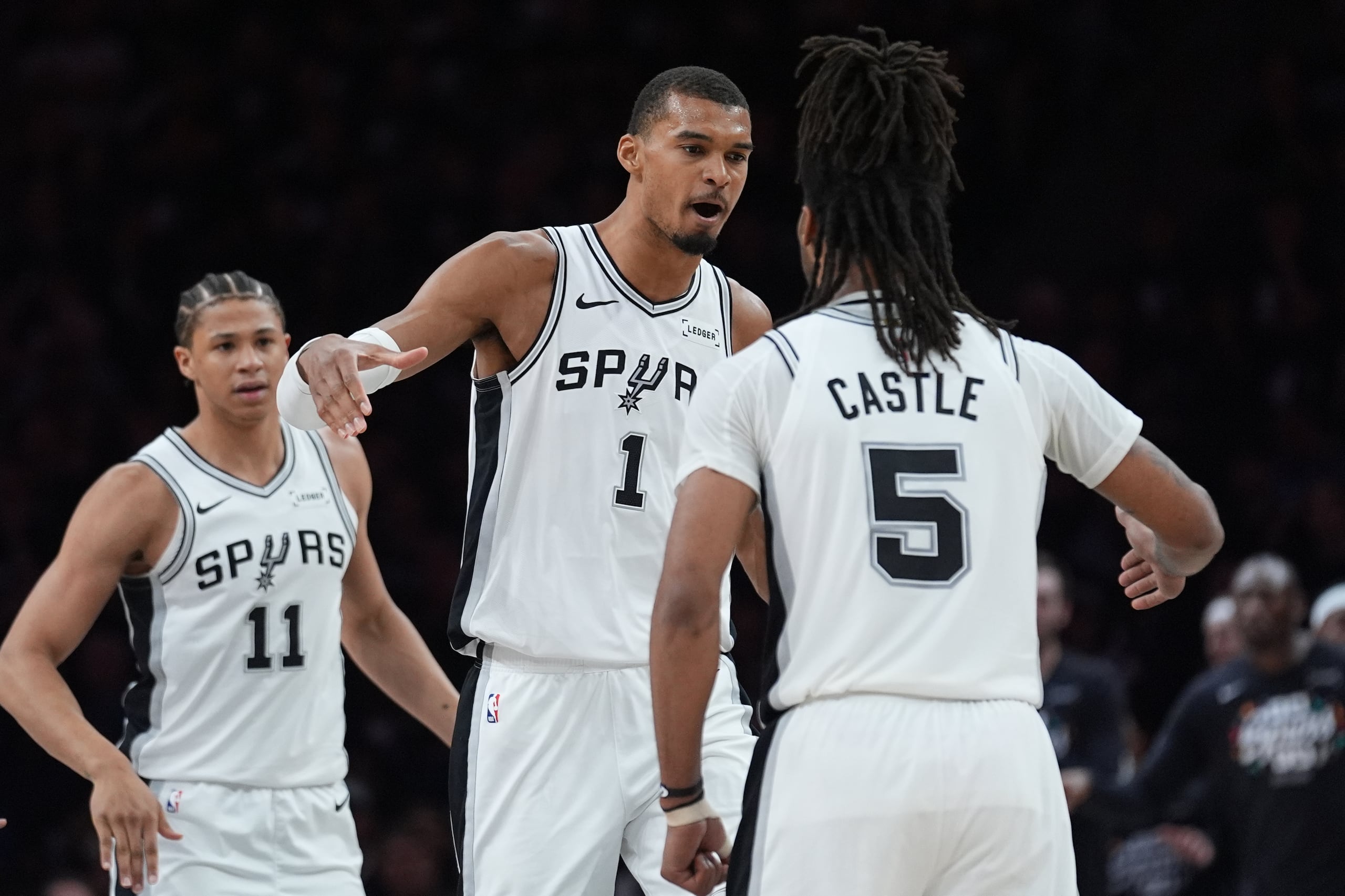 El francés Victor Wembanyama (1), de los Spurs de San Antonio, celebra un enceste con su compañero Stephon Castle en el sexto duelo de las semifinales de la Conferencia Oeste ante los Timberwolves de Minnesota, el viernes 15 de mayo de 2026 (AP Foto/Abbie Parr)