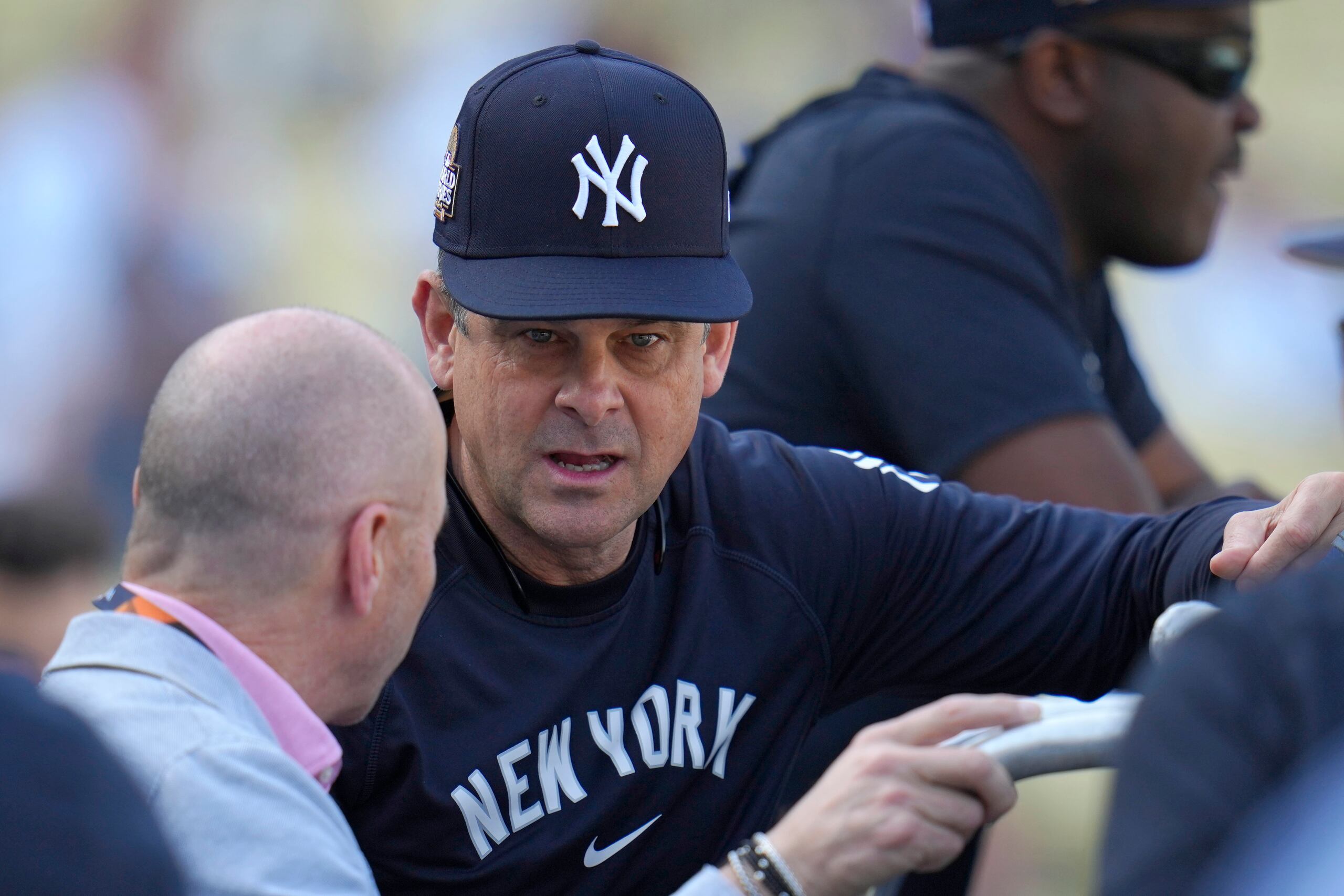 Aaron Boone, a la derecha, habla con el gerente general Brian Cashman antes del primer juego de la Serie Mundial, el 1 de octubre de 2024 en Los Ángeles.