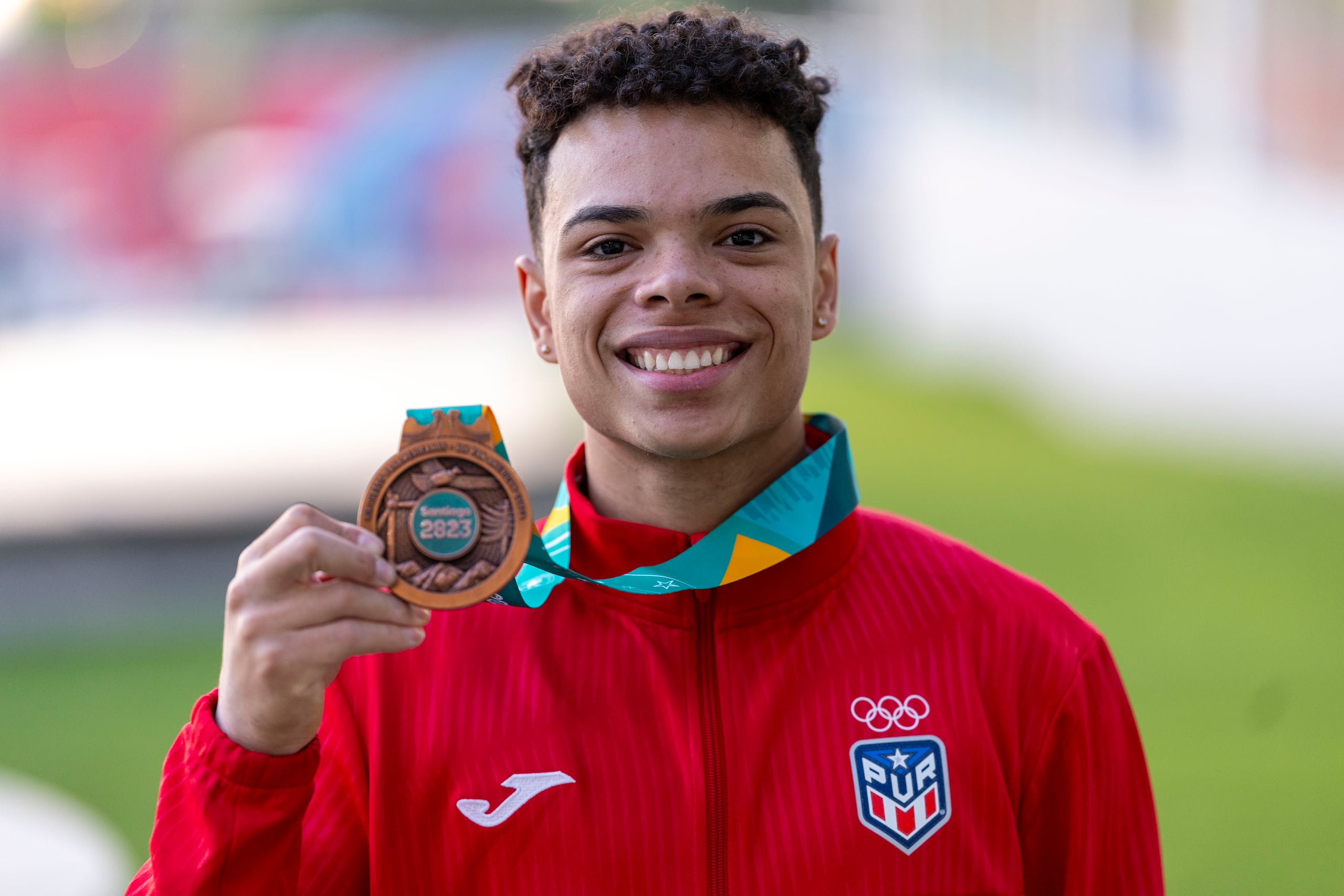 El gimnasta Nelson Alberto Guilbe con su medalla de bronce en el evento de caballo con arzones de los Juegos Panamericanos 2023.