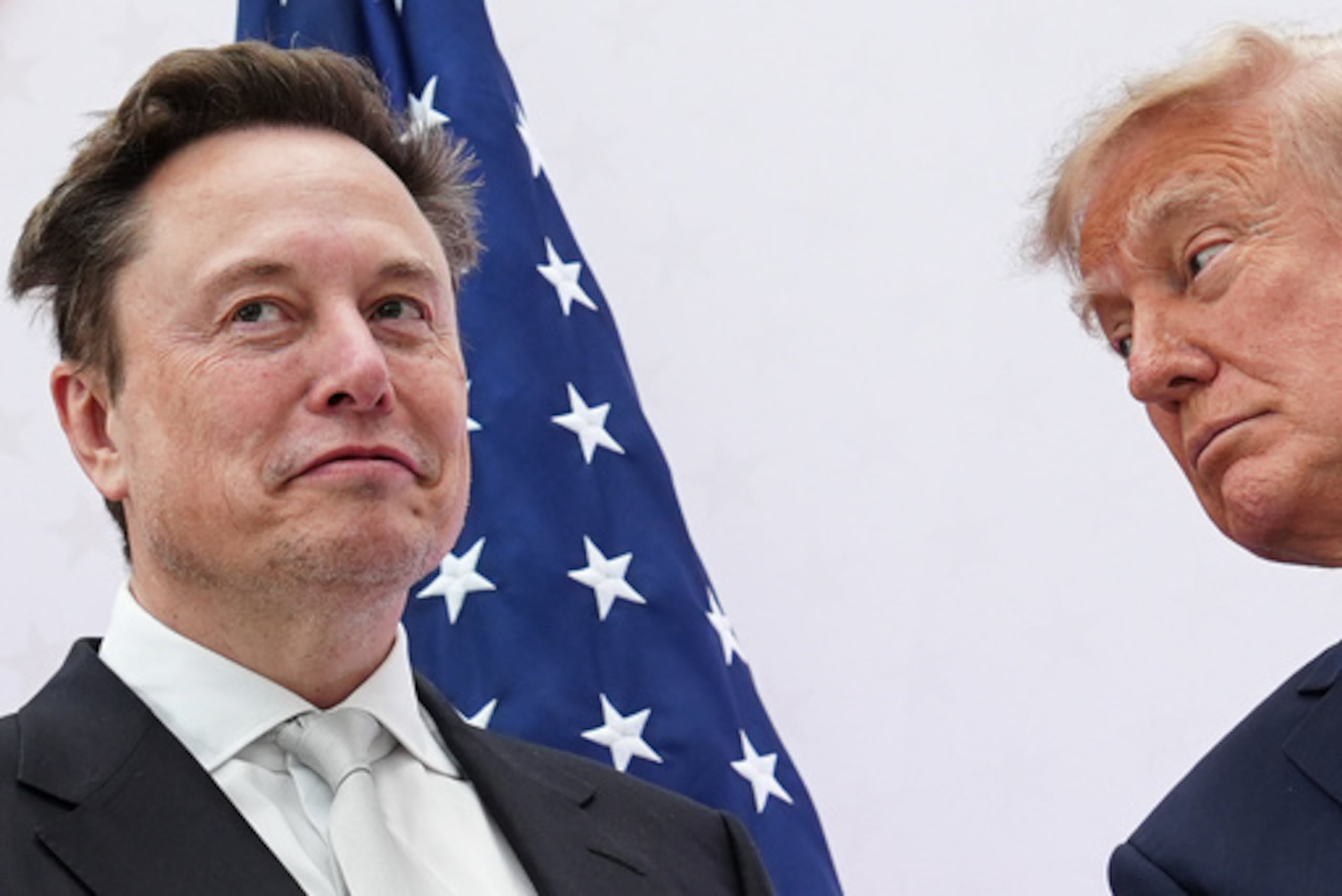 El presidente Donald Trump, a la derecha, entrega la Medalla Nacional de la Ciencia a Elon Musk en el Instituto Estadounidense de la Paz, el jueves 8 de octubre de 2026, en Washington. (Foto AP/Julia Demaree Nikhinson)