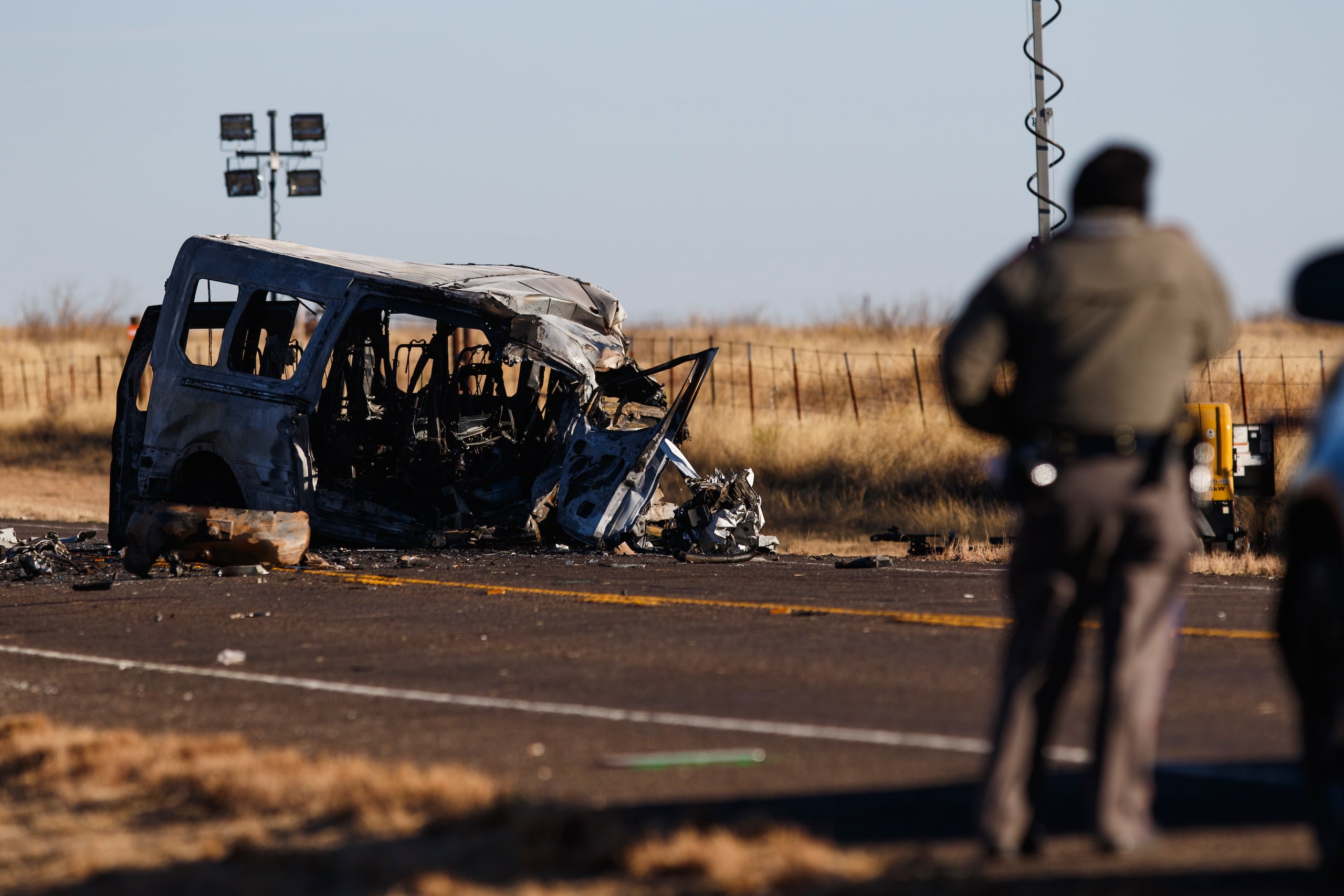 El conductor de una camioneta cruzó una línea central y chocó de frente contra un autobús que transportaba a 10 miembros del equipo de Umpqua Community College el viernes por la noche.