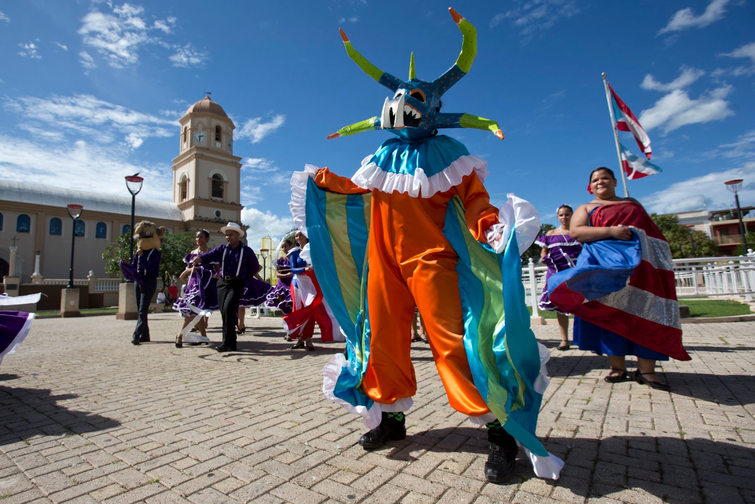 La Comparsa de Talentos Municipal Caborrojeña reúne a niños y niñas desde los seis años de edad, para exponerlos a través del baile y el teatro musical, a los ritmos tradicionales, como la bomba, la plena y el seis.