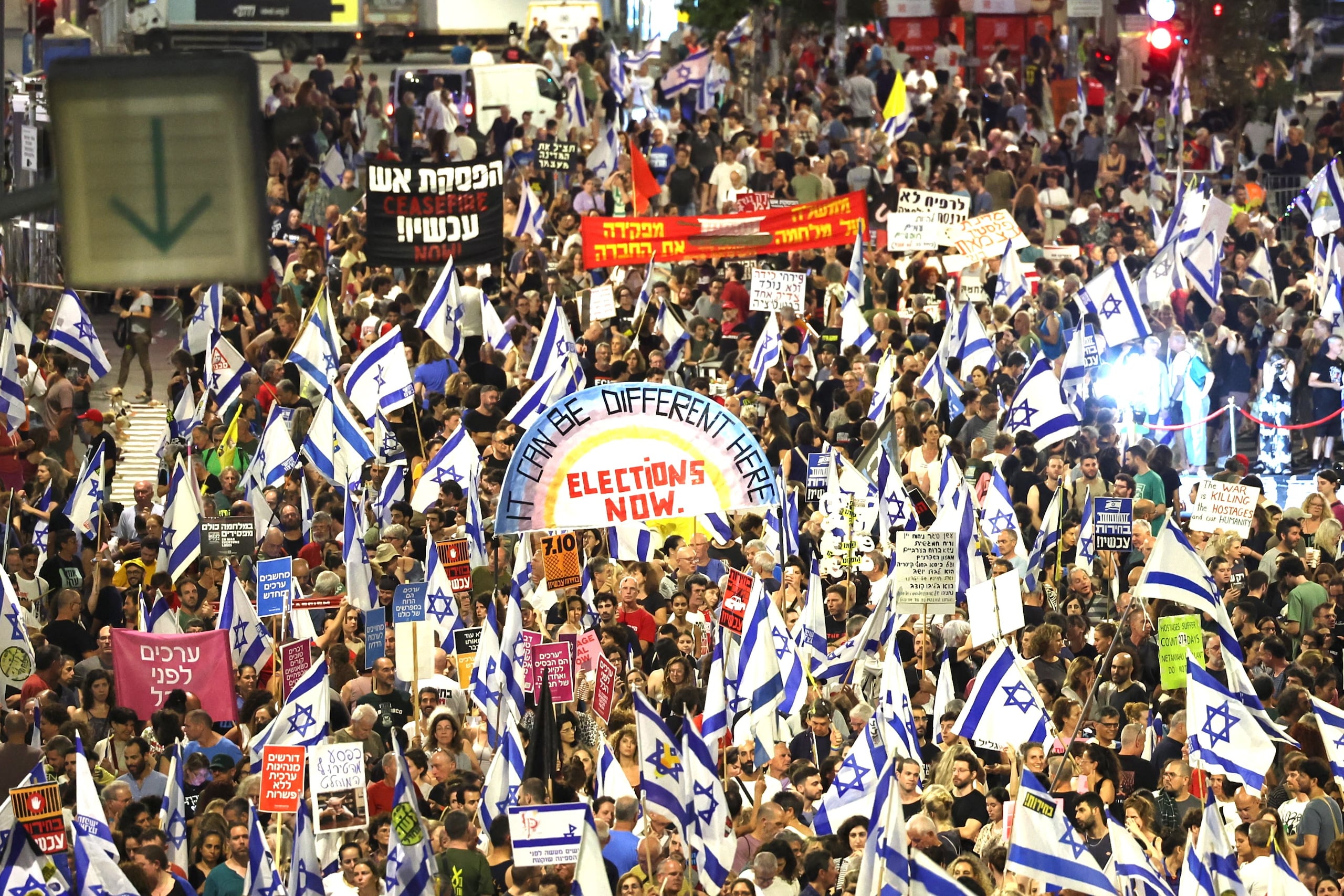 Manifestantes participan en una protesta contra el gobierno del primer ministro israelí Netanyahu y piden la liberación de los rehenes retenidos en Gaza, frente al cuartel general militar de Kirya en Tel Aviv, Israel, 06 de julio 2024. Según el ejército israelí, 116 israelíes, que fueron secuestrados y llevados a la Franja de Gaza durante los ataques de Hamás del 7 de octubre de 2023, permanecen en cautiverio. Las manifestaciones en Israel han criticado el manejo de la crisis por parte del gobierno, exigiendo la liberación inmediata de todos los rehenes. (EFE/EPA/ABIR SULTAN)