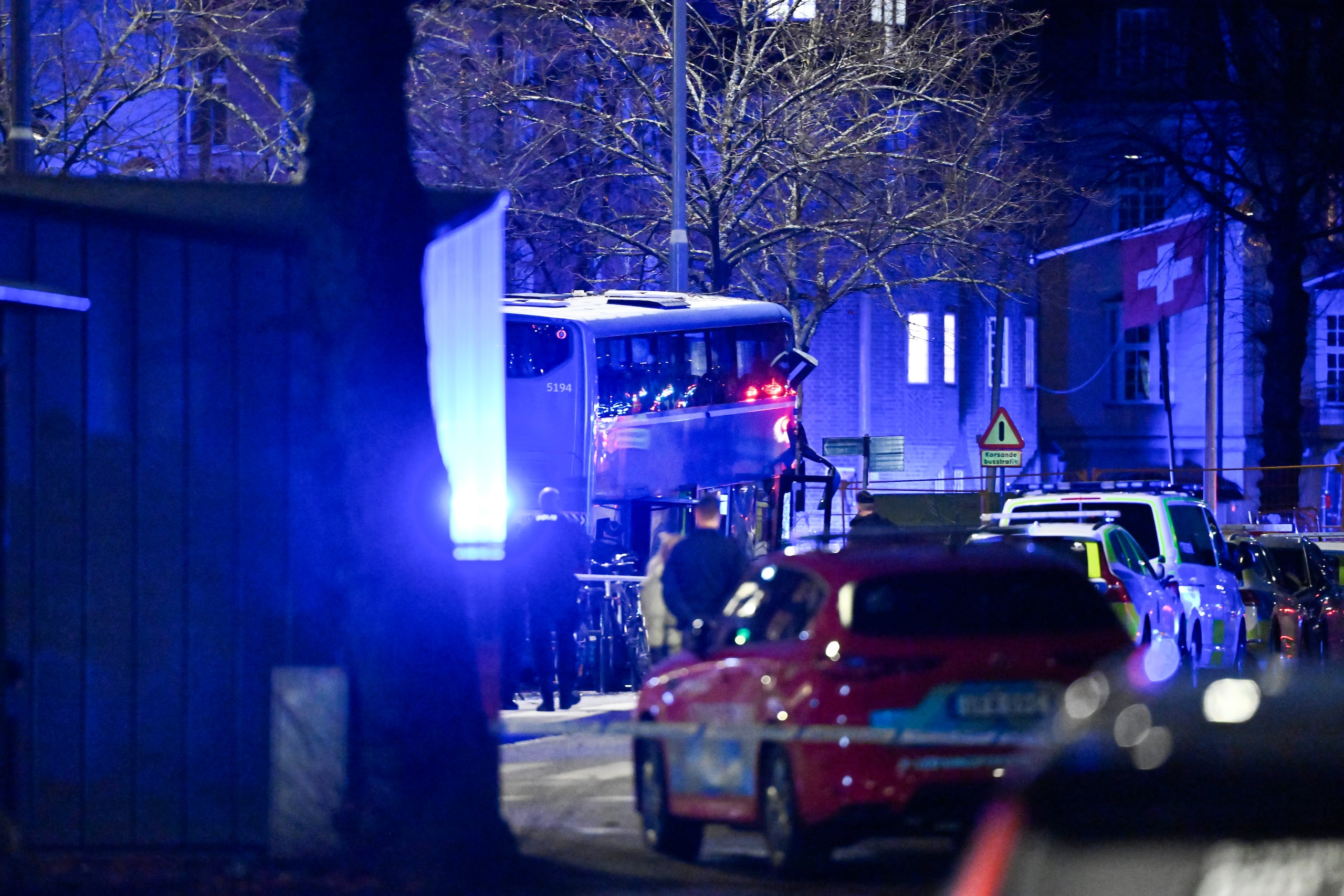 La Policía, las ambulancias y los servicios de emergencia inspeccionan el lugar de un choque de un autobús contra un refugio de autobuses en Ostermalm. (EFE/EPA/Henrik Montgomery / TT SWEDEN OUT)