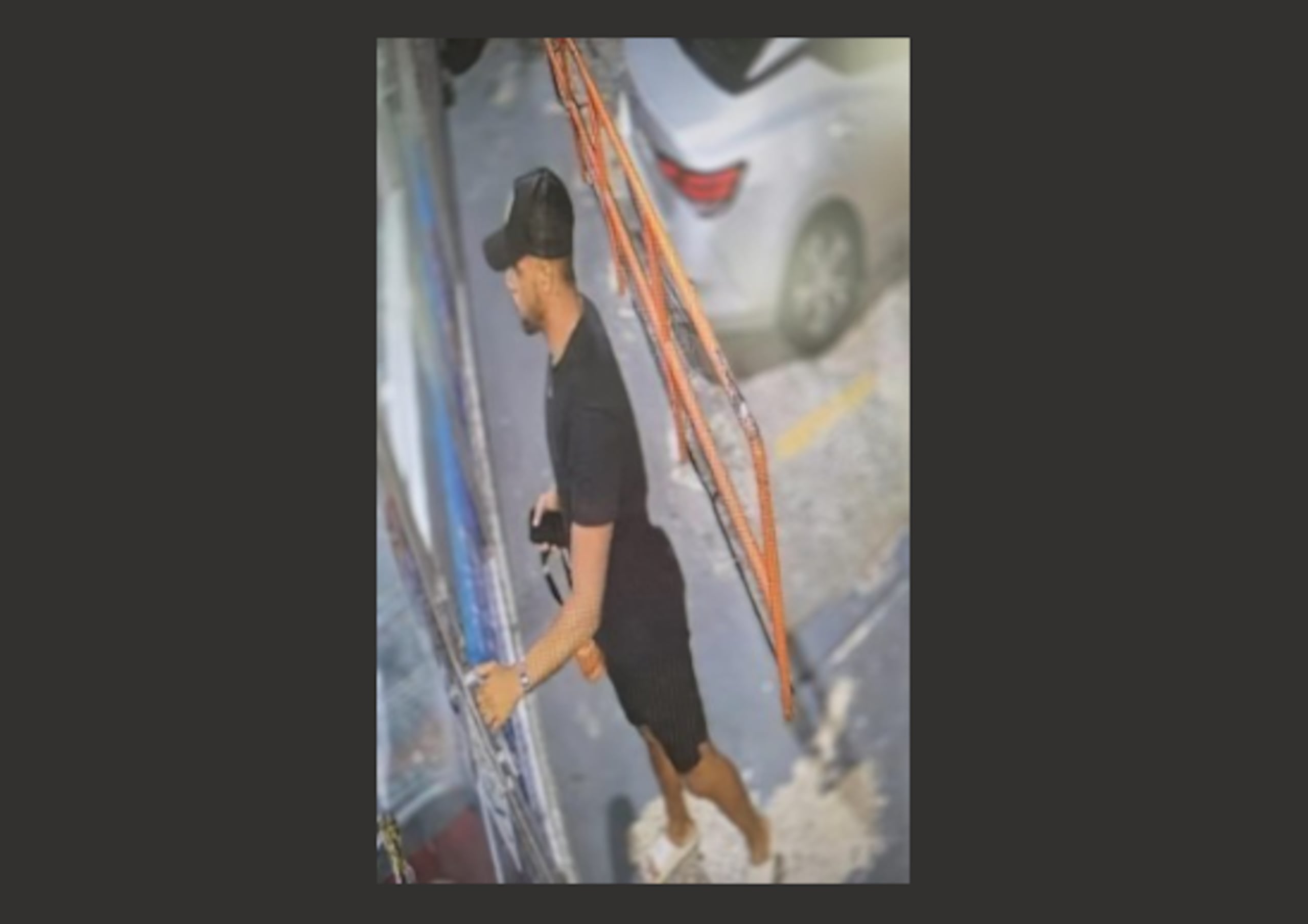 Buscan hombre por presunto robo a turista.
