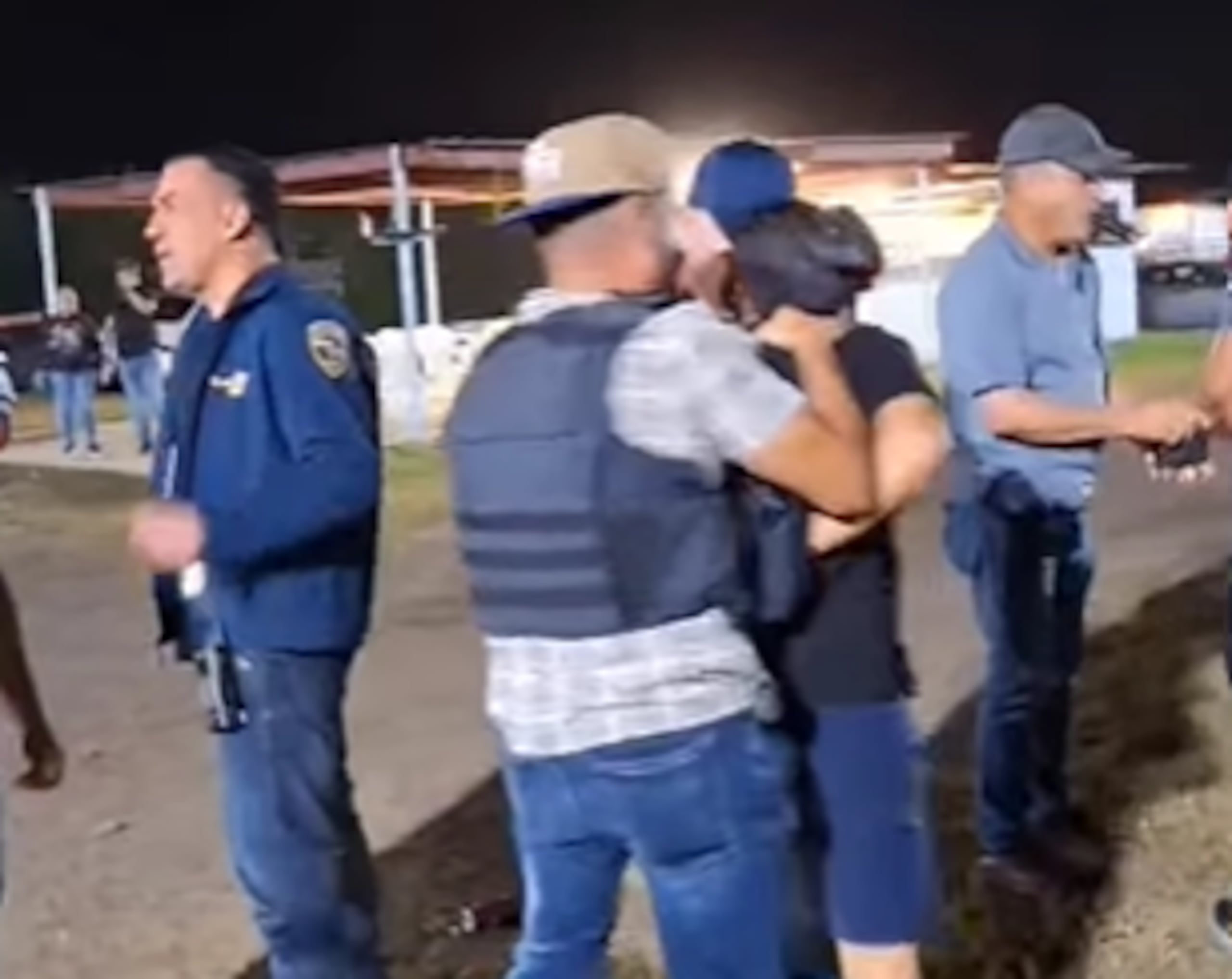 Agentes de la Policía arrestan a una mujer de 37 años durante una intervención por carreras de caballo clandestinas en Arecibo.