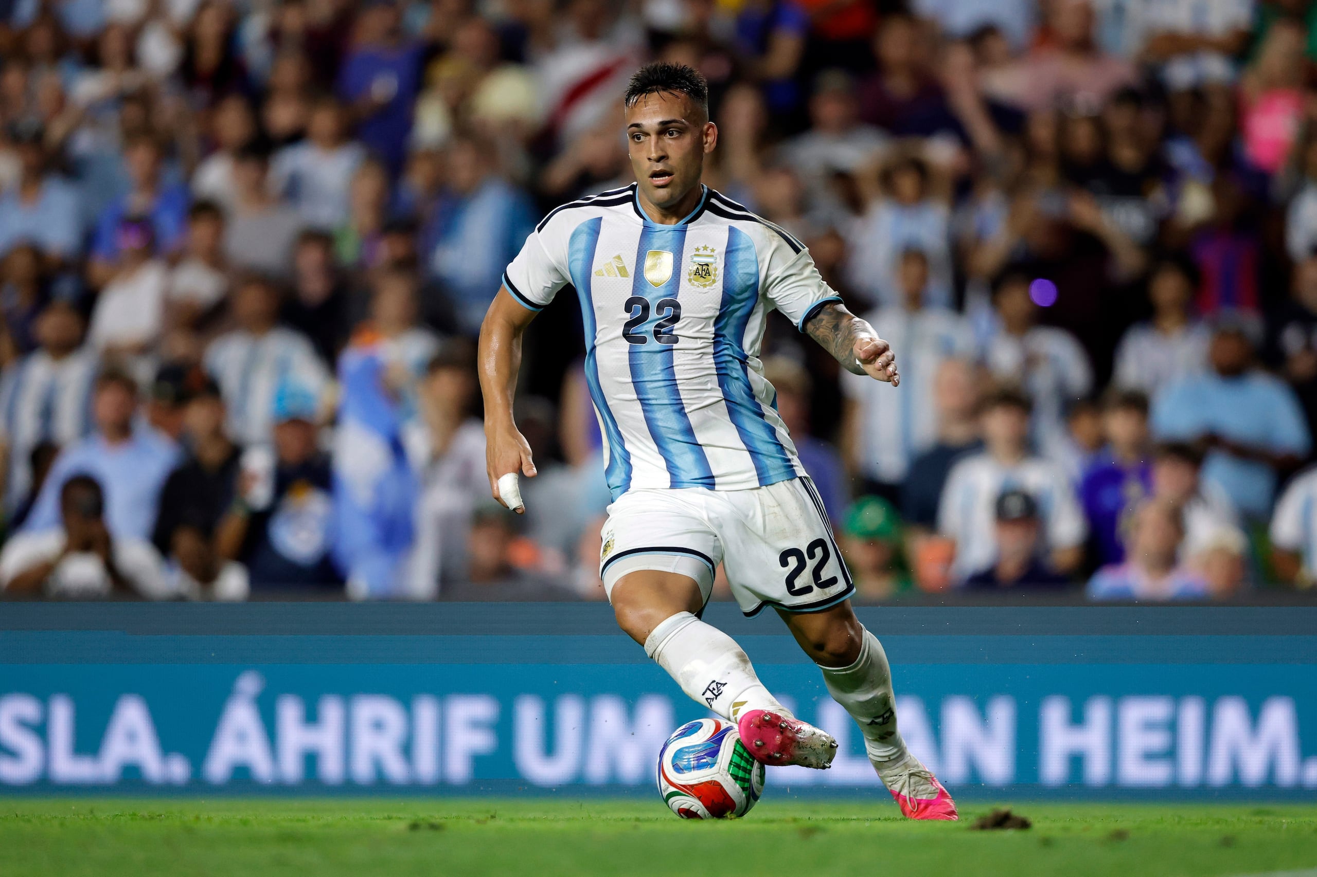 El delantero de Argentina, Lautaro Martínez, lleva la pelota durante un amistoso ante Islandia.