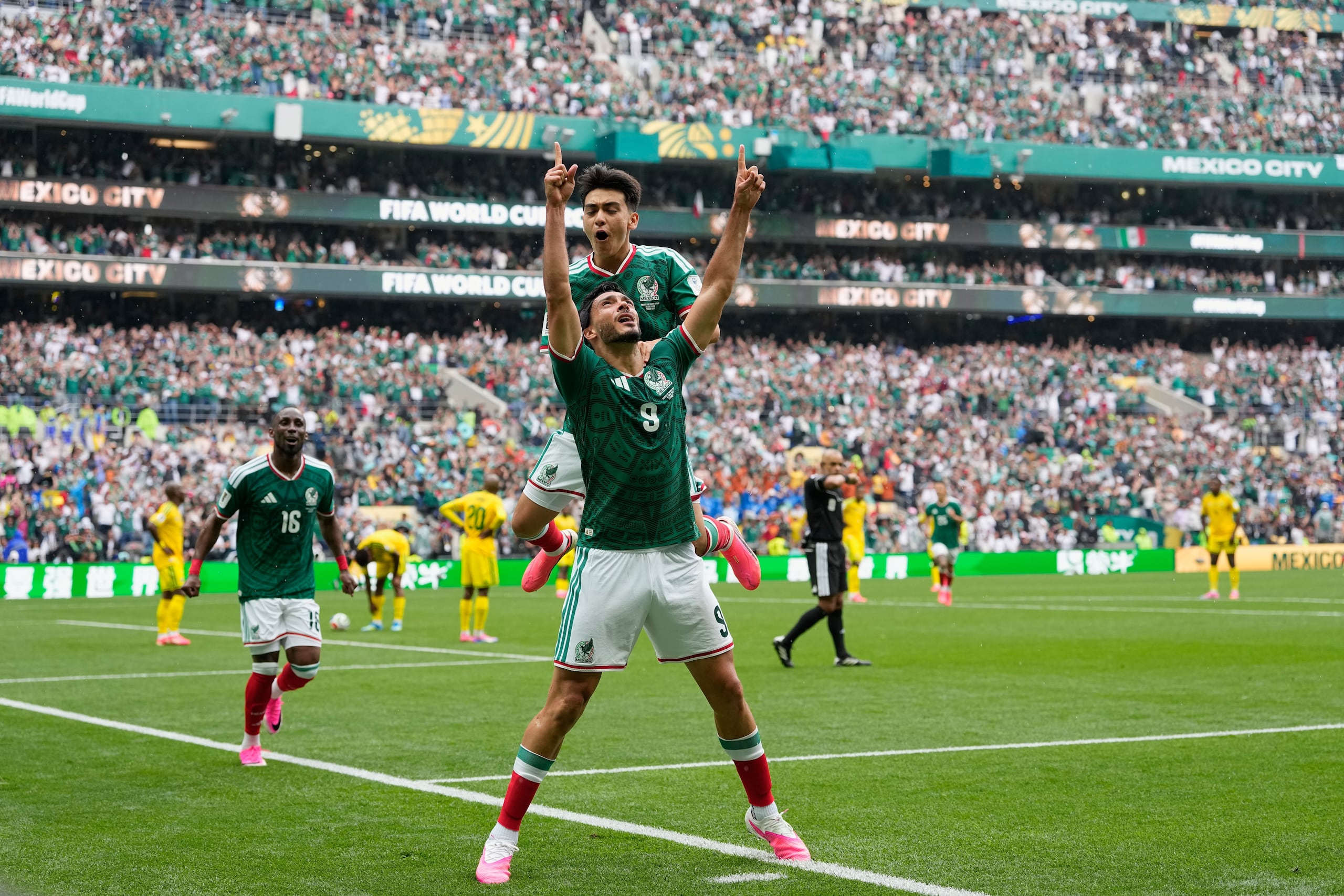 El mexicano Raúl Jiménez celebra tras marcar el segundo gol de su equipo.