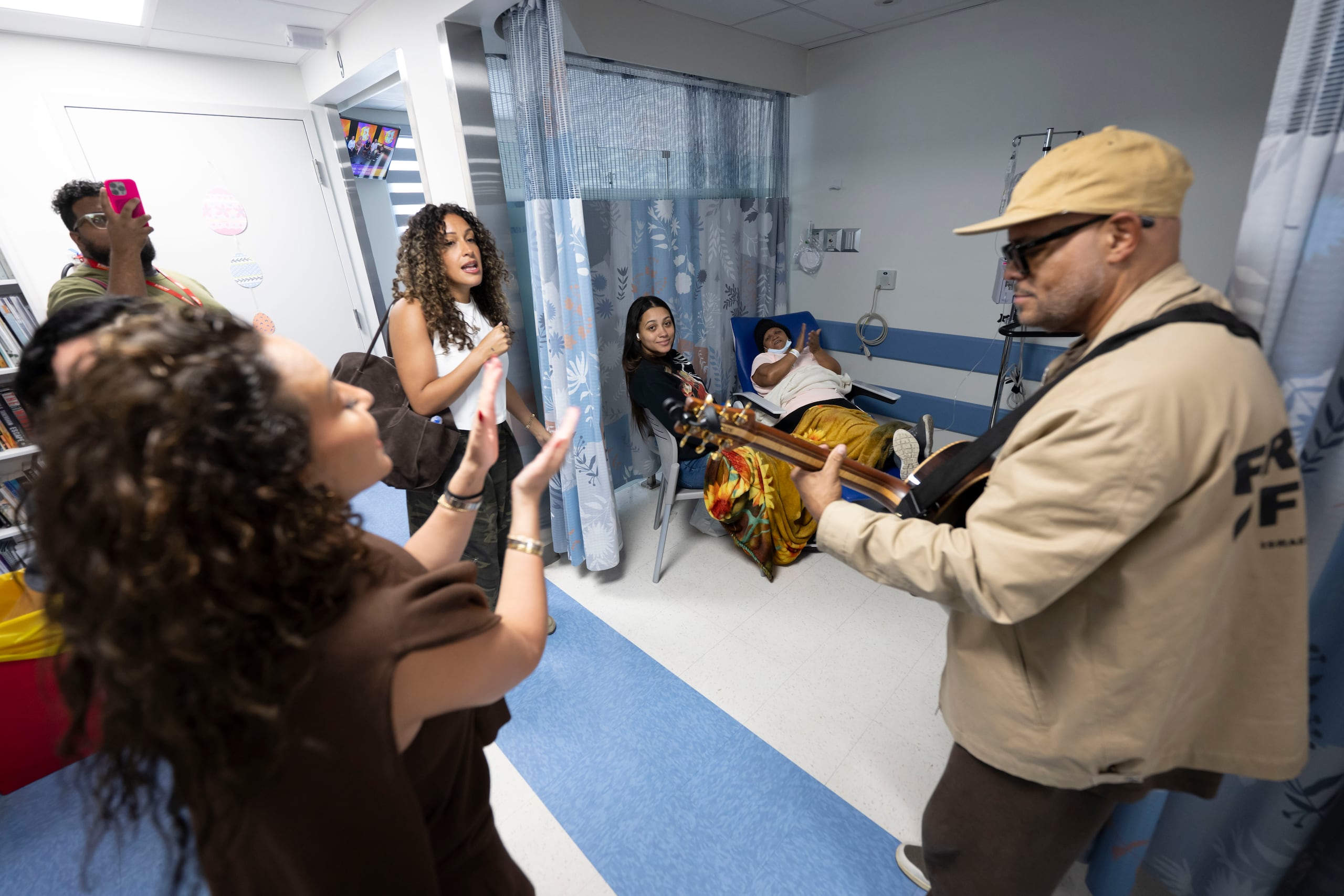 Israel Houghton y Adrienne Bailon levantaron los ánimos de pacientes y familiares con sus "coritos" y mensajes de esperanza.