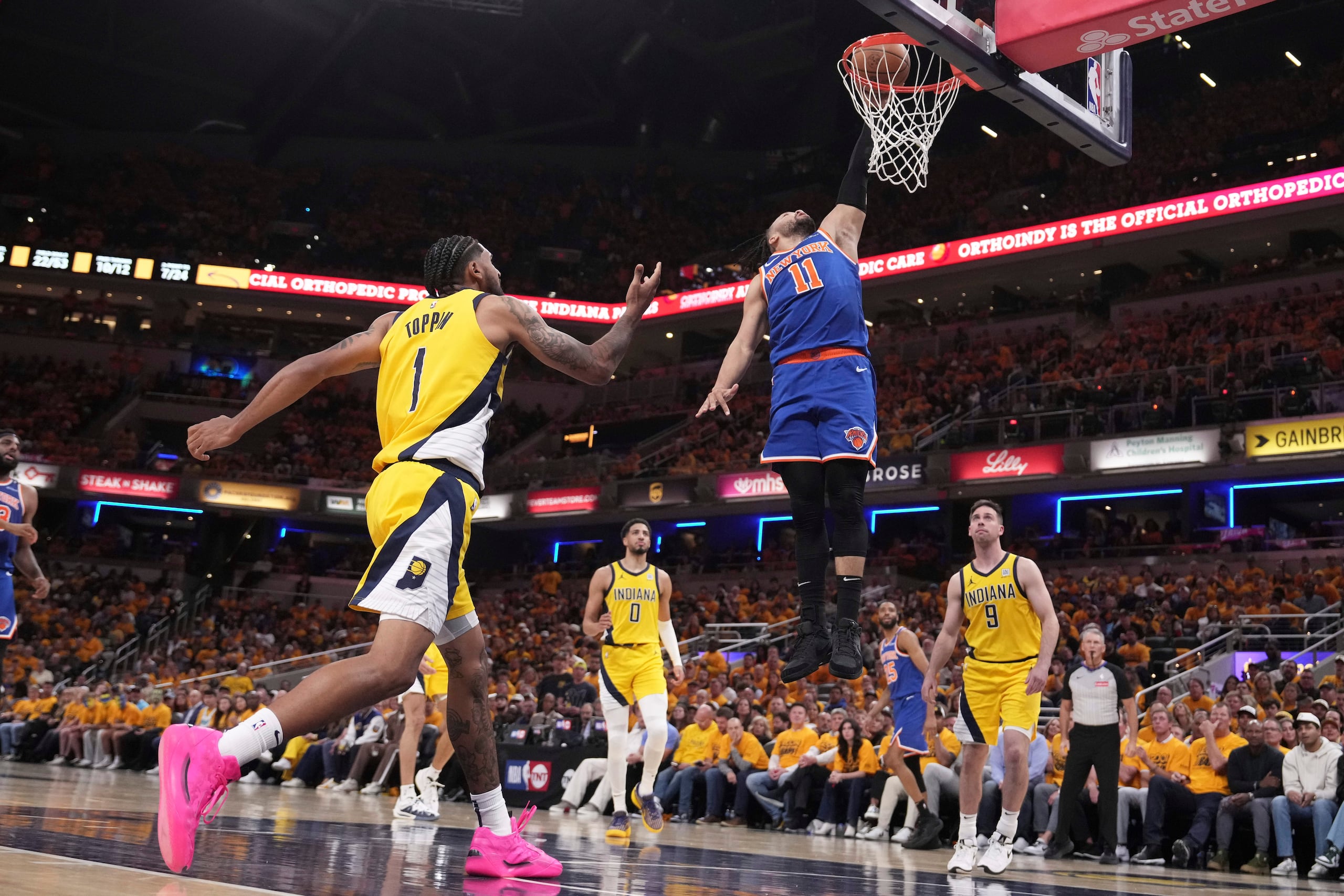 El base de los Knicks de Nueva York Jalen Brunson salta para clavar el balón frente a los Pacers de Indiana en el tercer encuentro de las finales de la Conferencia Este el domingo 25 de mayo del 2025. (AP Foto/AJ Mast)