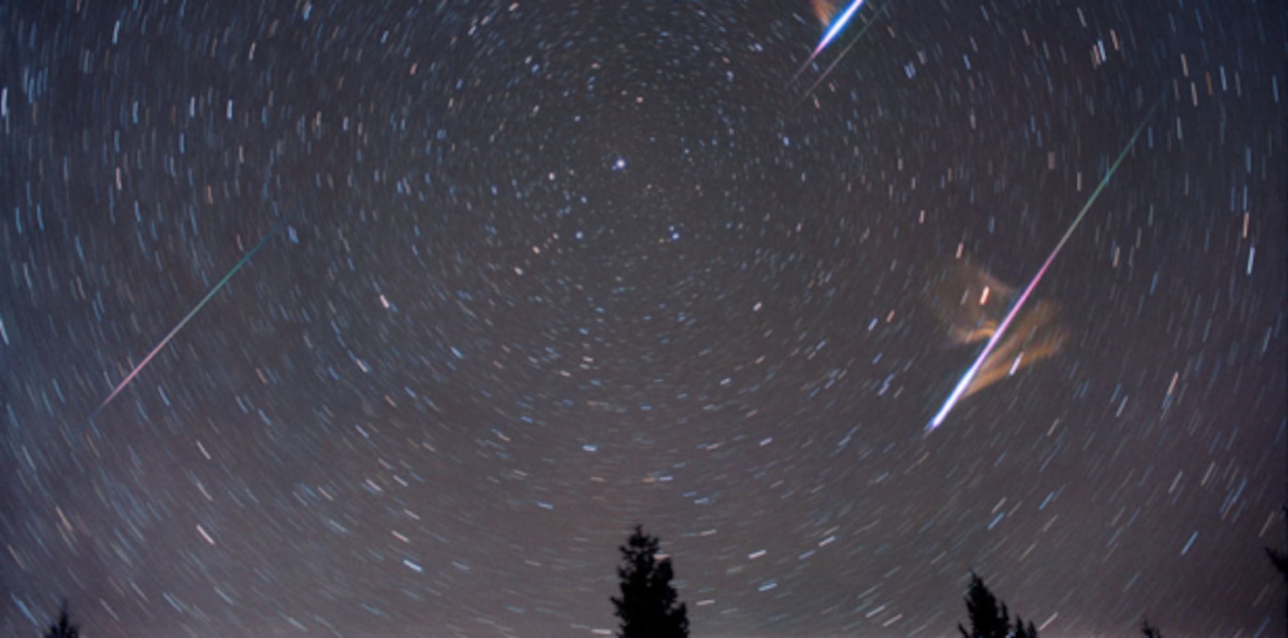 Las grandes "lluvias de meteoritos" como las Perseidas y, en noviembre, las Leónidas son los momentos más esplendorosos del flujo que cada día trae a la atmósfera terrestre de diez a cuarenta toneladas de polvo espacial. (Archivo)