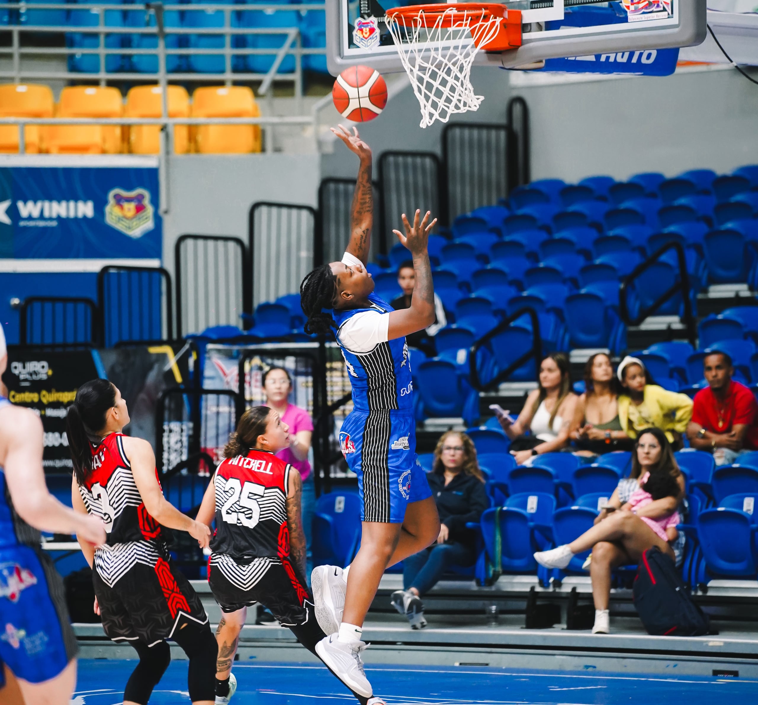 Dre'Una Edwards lideró la ofensiva de Manatí con 31 puntos.