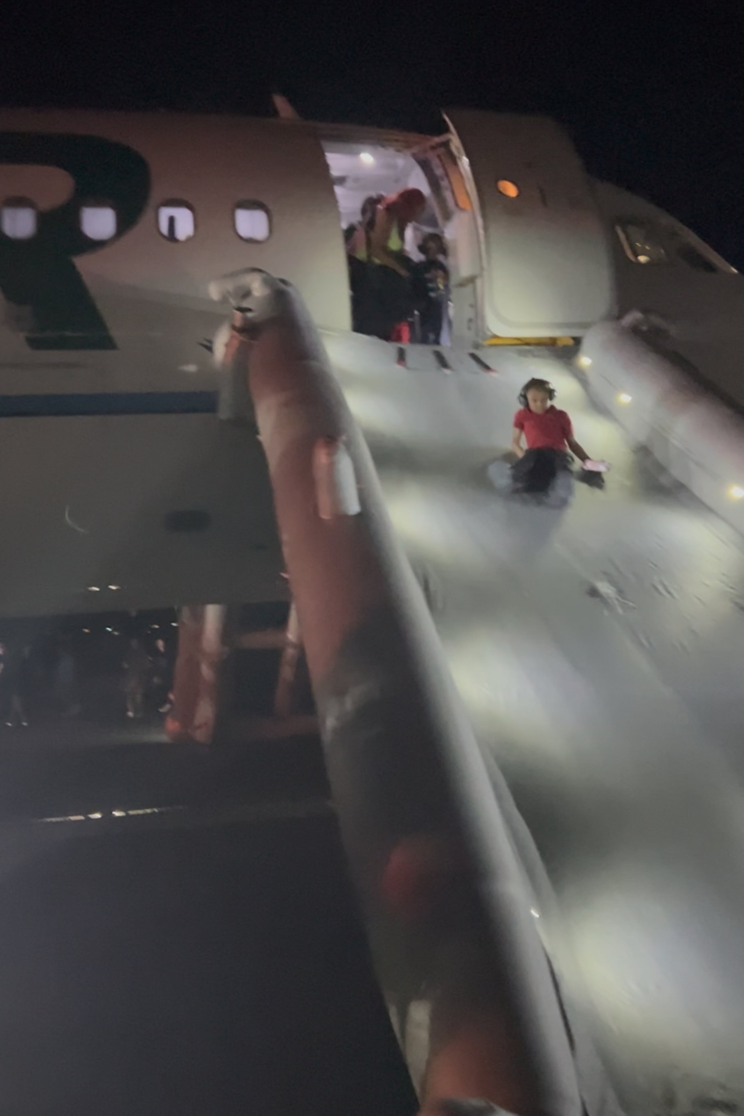 Esta imagen, provista por Jack Estenssoro, muestra a pasajeros desalojando el avión de Frontier Airlines tras la muerte de un hombre, quien fue atropellado durante el despegue, en el Aeropuerto Internacional de Denver, el 8 de mayo de 2026.