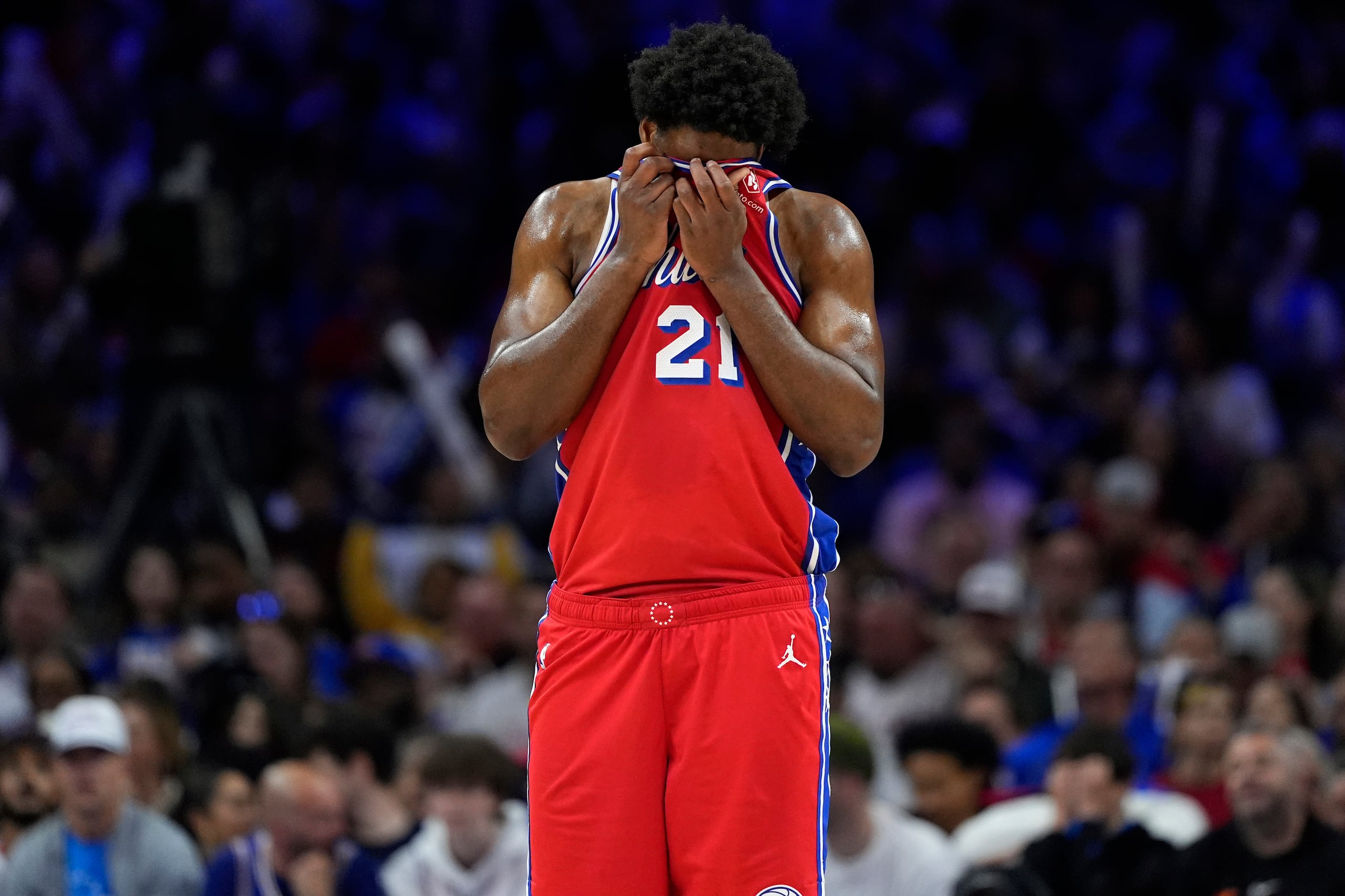Joel Embiid, de los 76ers de Filadelfia, limpia su rostro durante la segunda mitad del Juego cuatro de la serie.
