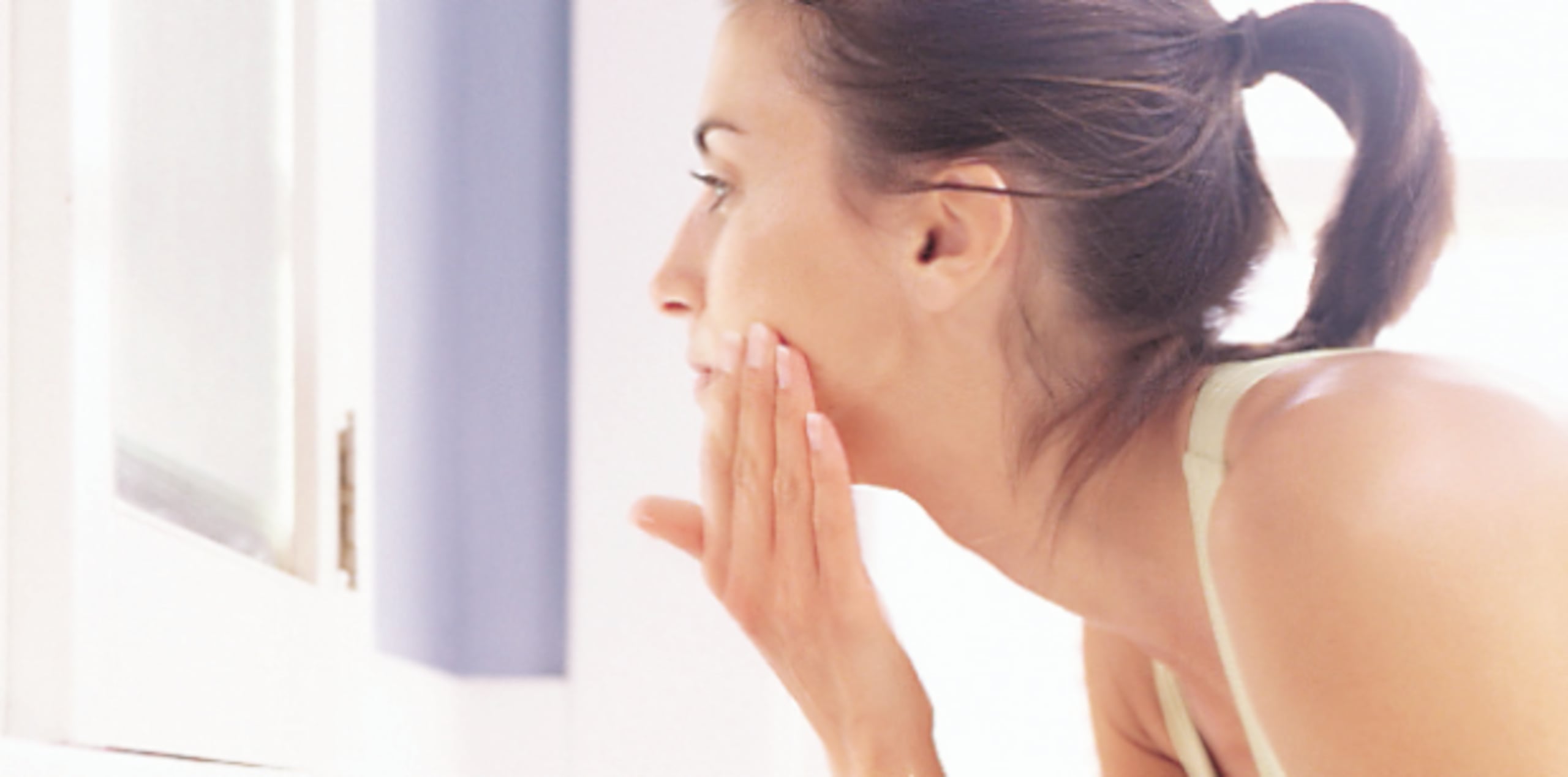 La solución más sensata para "eliminar" un grano es aplicar un antiséptico y evitar utilizar maquillaje al menos tres horas y esperar con paciencia. (Archivo)