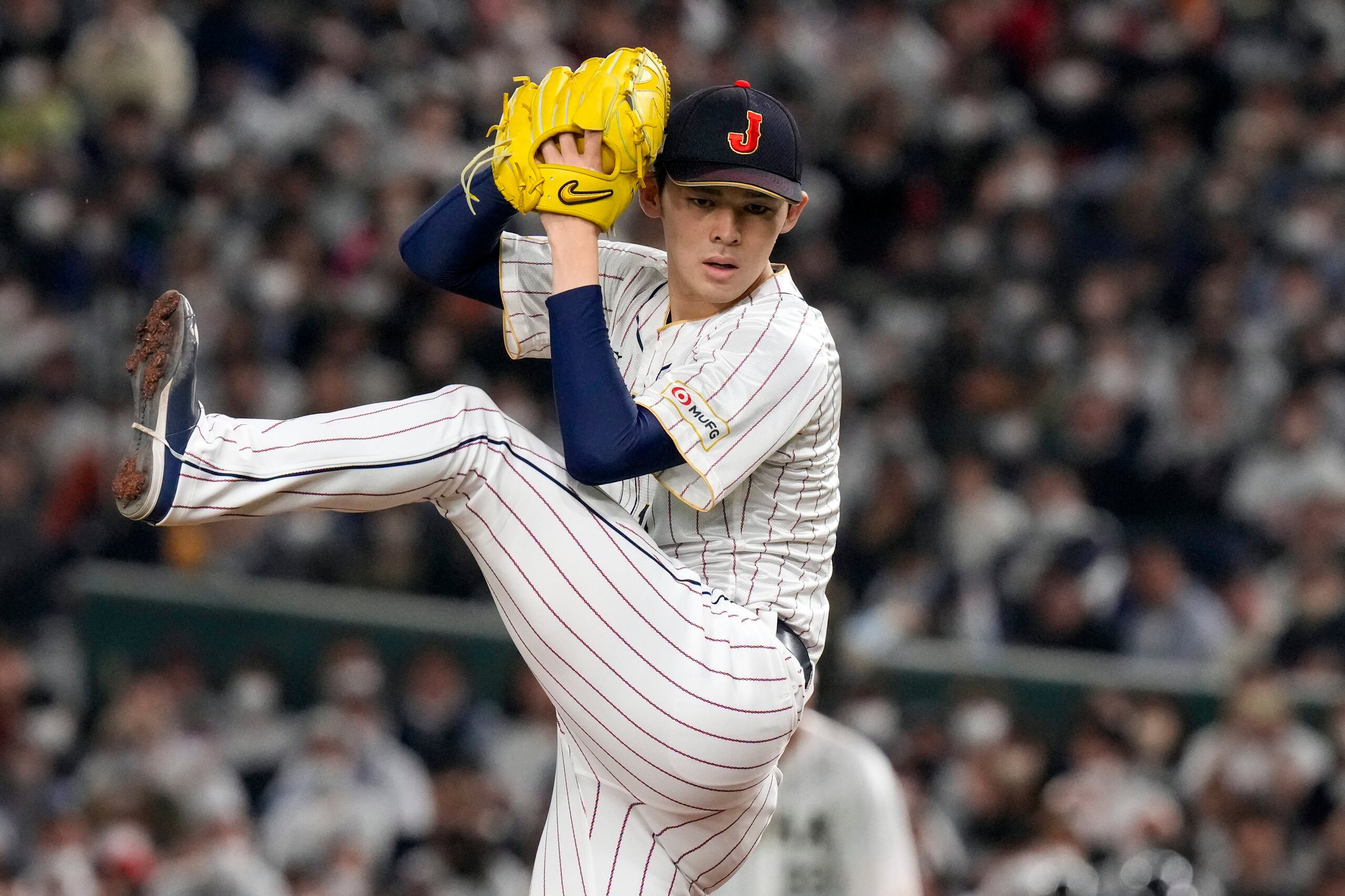 ARCHIVO - foto del sábado 11 de marzo del 2023, el japonés Roki Sasaki lanza en el juego ante la República Checa en el Clásico Mundial en el Domo de Tokio. (AP Foto/Eugene Hoshiko, Archivo)