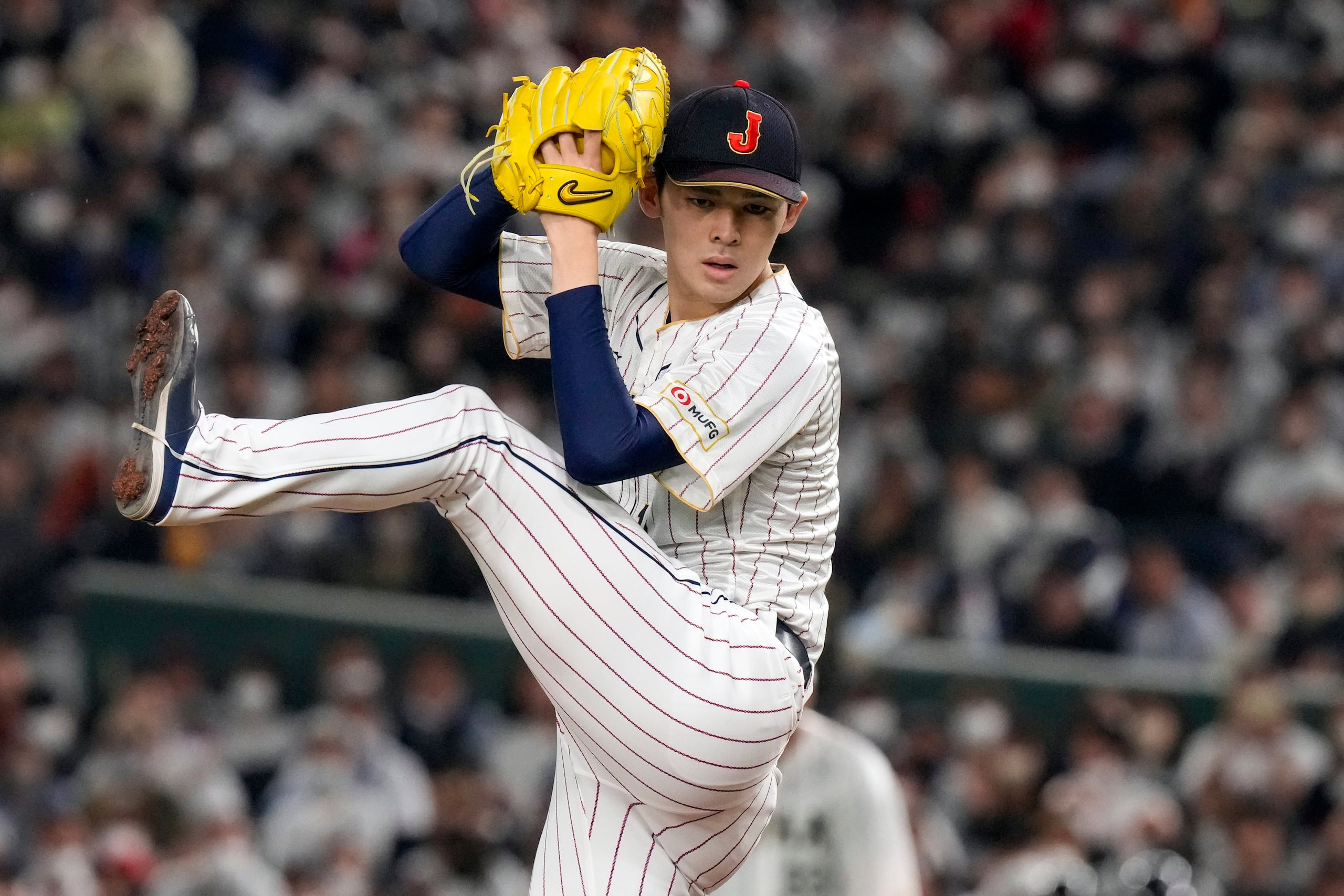 ARCHIVO - foto del sábado 11 de marzo del 2023, el japonés Roki Sasaki lanza en el juego ante la República Checa en el Clásico Mundial en el Domo de Tokio. (AP Foto/Eugene Hoshiko, Archivo)