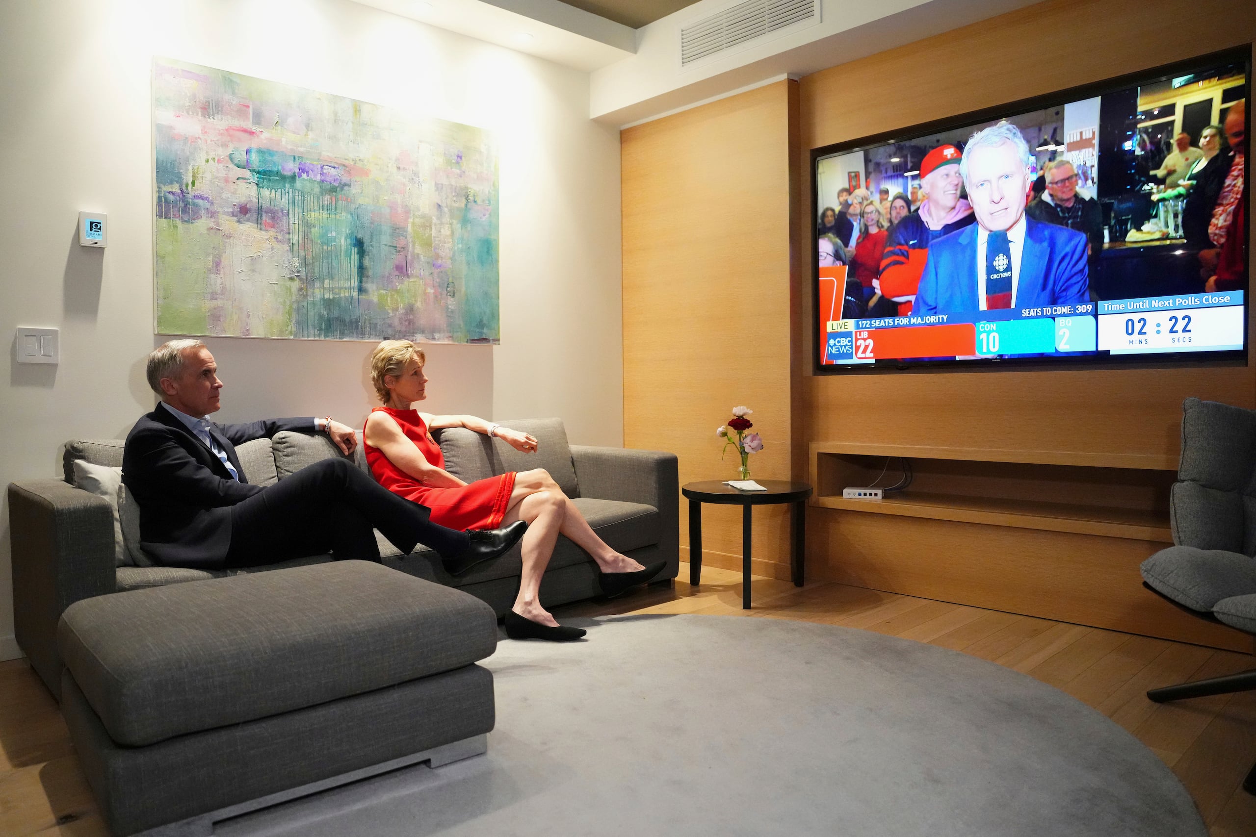El nuevo primer ministro de Canadá y líder del Partido Liberal, Mark Carney, y su esposa, Diana Fox Carney, siguen los resultados de la jornada electoral, el lunes 28 de abril de 2025, en Ottawa. (Sean Kilpatrick/The Canadian Press vía AP)