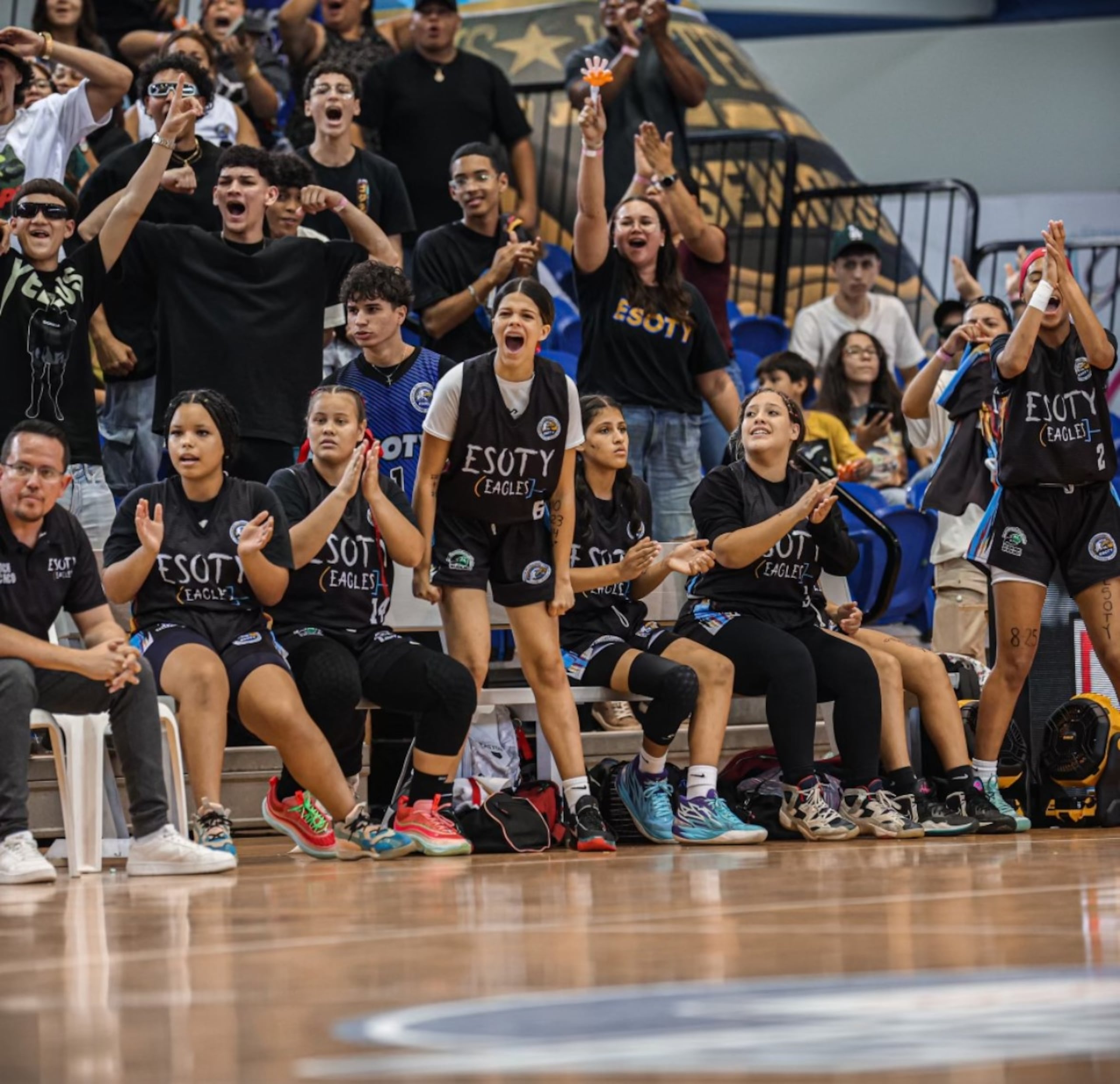 Jugadoras de ESOTY celebran su gran juego, el que les dio el campeonato de Buzzer Beater.