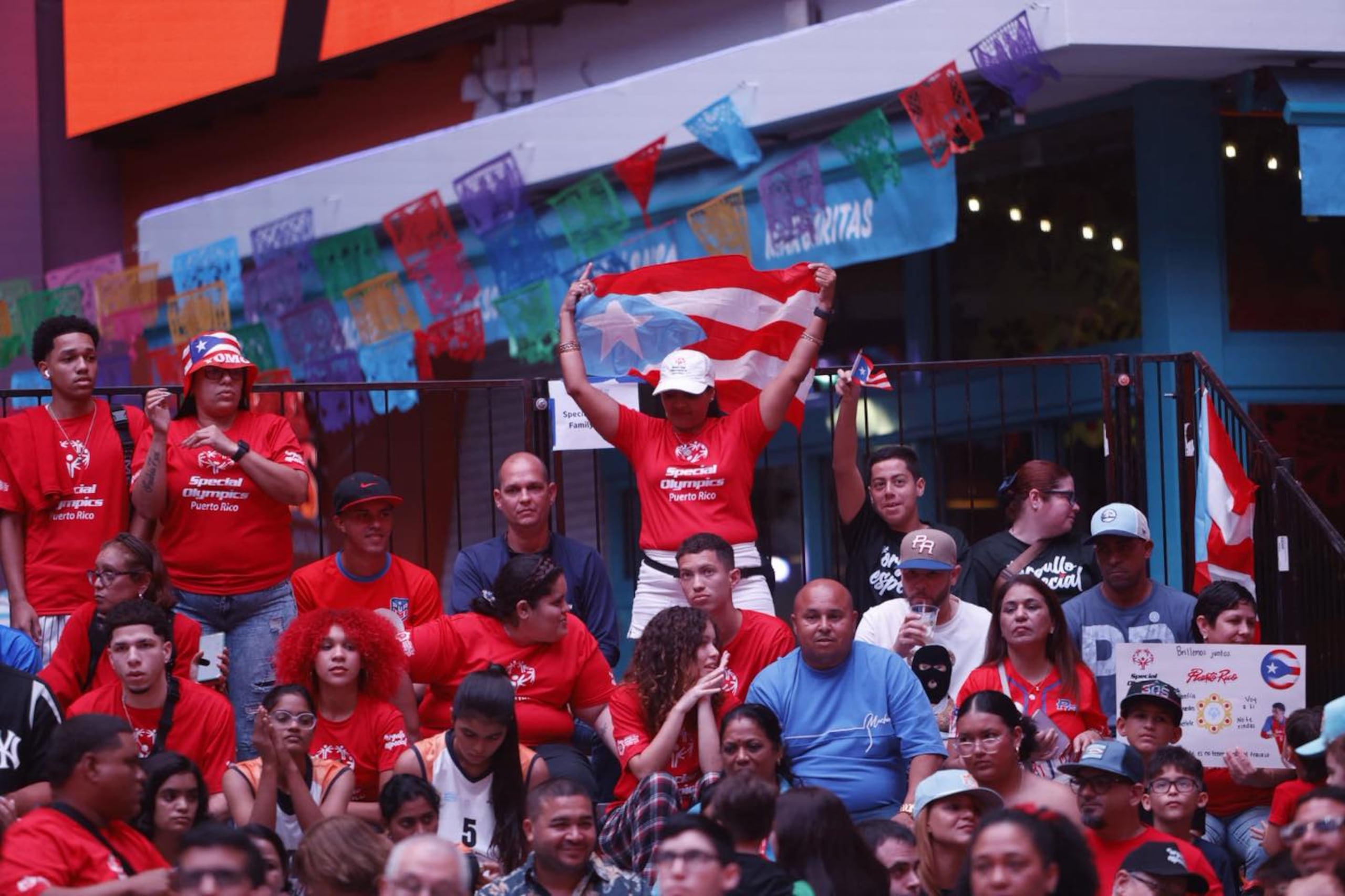 Público boricua en las gradas apoyando a los equipos nacionales en el Distrito de Convenciones.