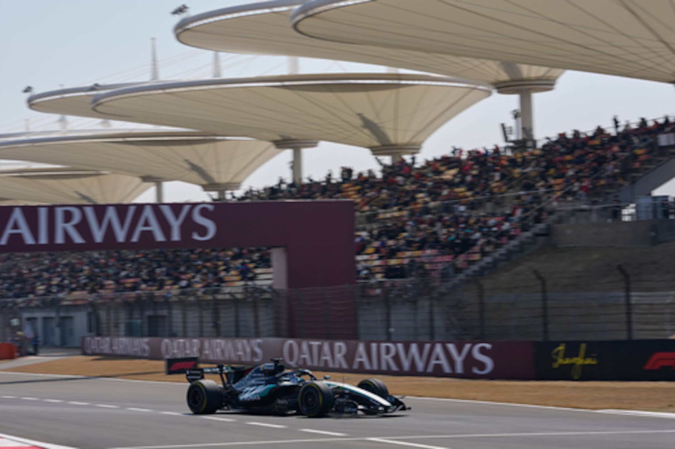 El británico George Russell, de Mercedes, participa en la primera práctica para el Gran Premio de China en Shanghái, el viernes 13 de marzo de 2026 (AP Foto/Andy Wong)