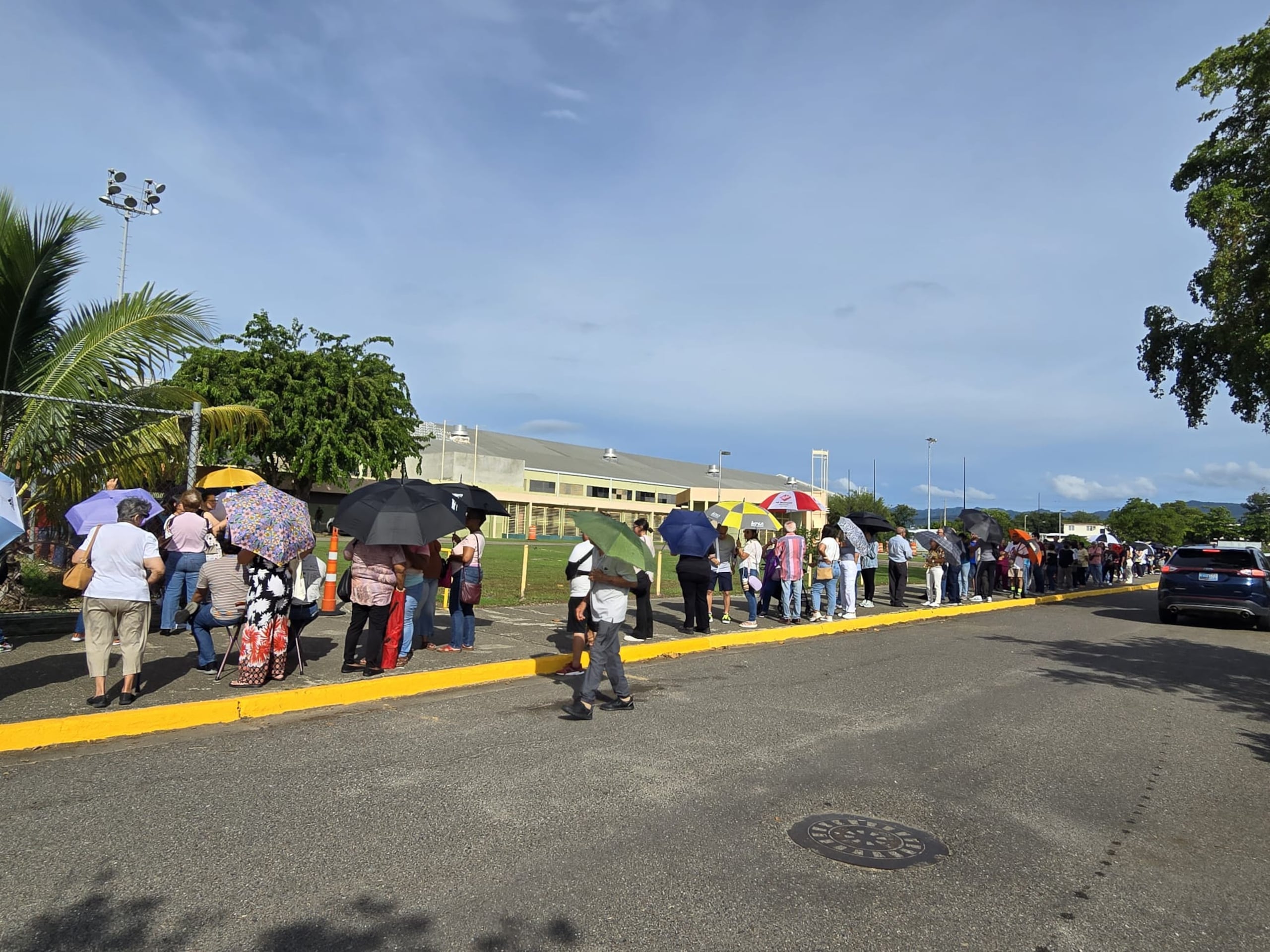 En la unidad del Polideportivo Los Caobos, las filas para votar eran de aproximadamente dos horas.