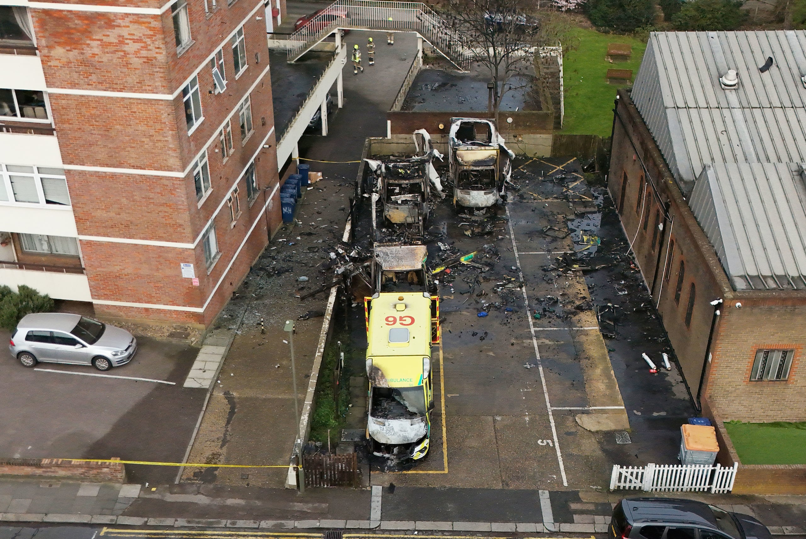Vehículos quemados se ven en Golders Green, Londres, Inglaterra, el lunes 23 de marzo de 2026 en un aparente ataque incendiario contra vehículos de un servicio judío de ambulancias, Hatzola Northwest, en Londres. (Jonathan Brady/PA Wire/PA via AP)
