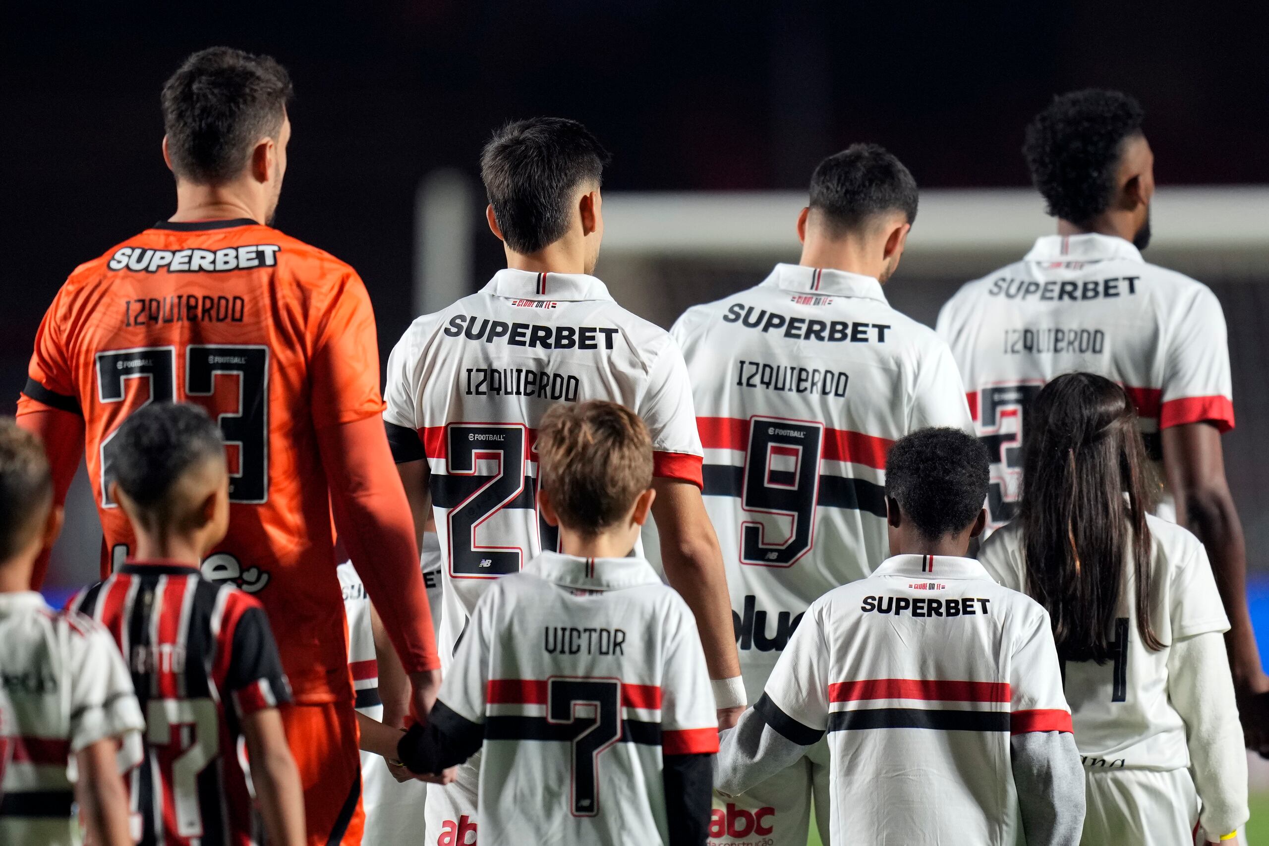 Jugadores del Sao Paulo de Brasil ingresan en la cancha portando camisetas con el apellido de Juan Izquierdo, jugador uruguayo de Nacional fallecido tras colapsar en un partido de la semana anterior.