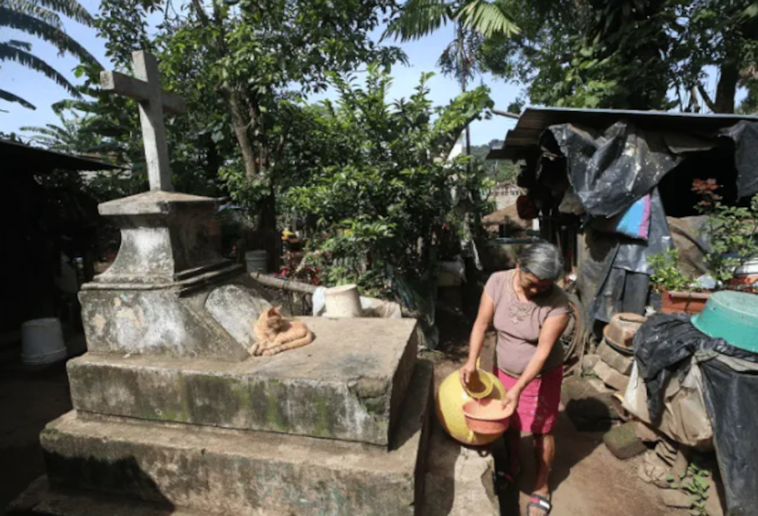 Esta familia que ha establecido sus hogares entre nichos y tumbas dice que su mayor temor es quedarse nuevamente sin un lugar donde vivir.